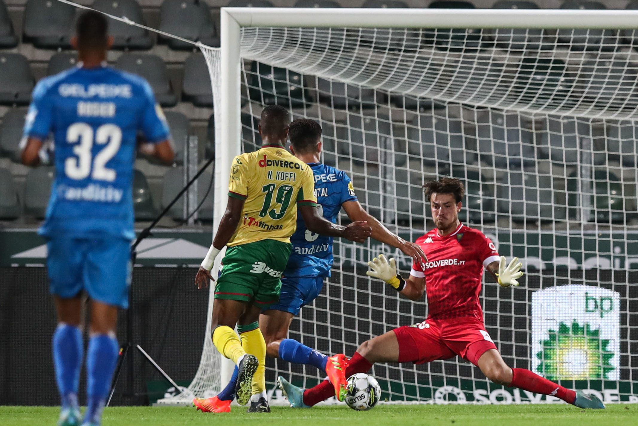 Estoril Praia vence em Paços de Ferreira com golos de João Carlos e Léa-Siliki