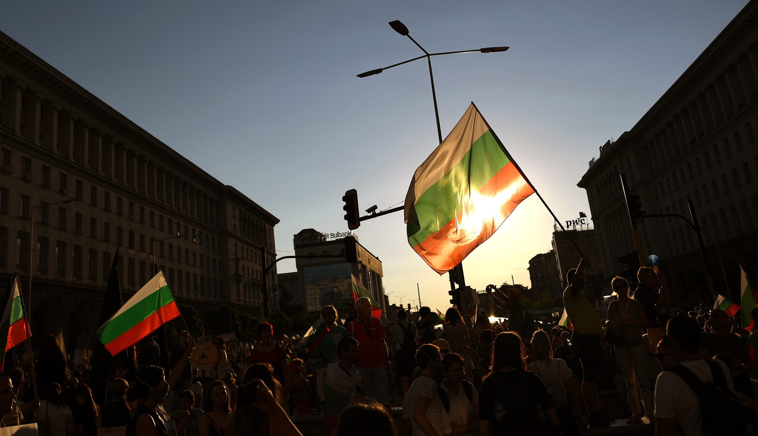 Bulgária: Manifestantes voltam a bloquear estradas em Sófia e pedem renúncia do Governo