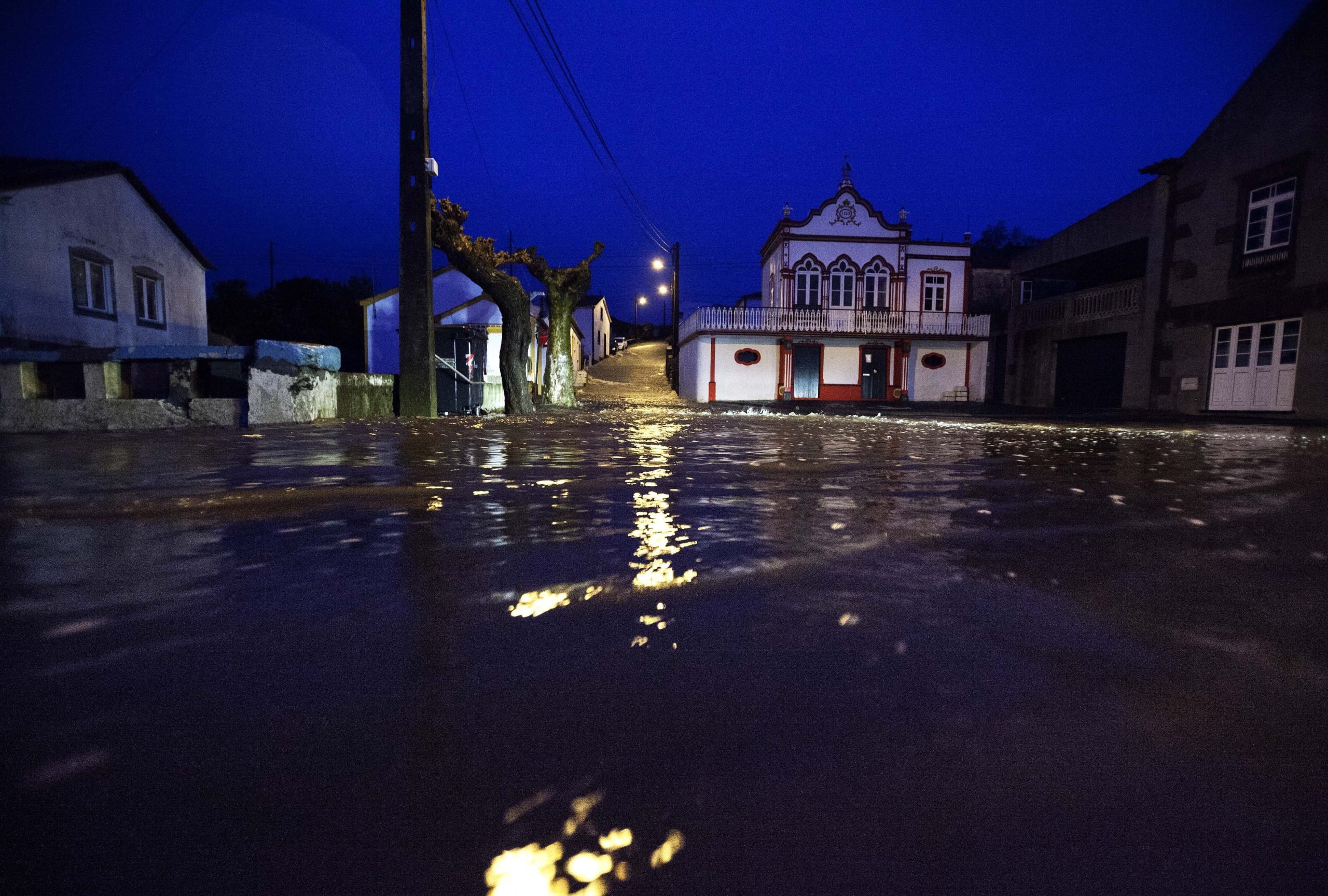 Ilhas do grupo Central dos Açores sob aviso amarelo devido a chuva e trovoada