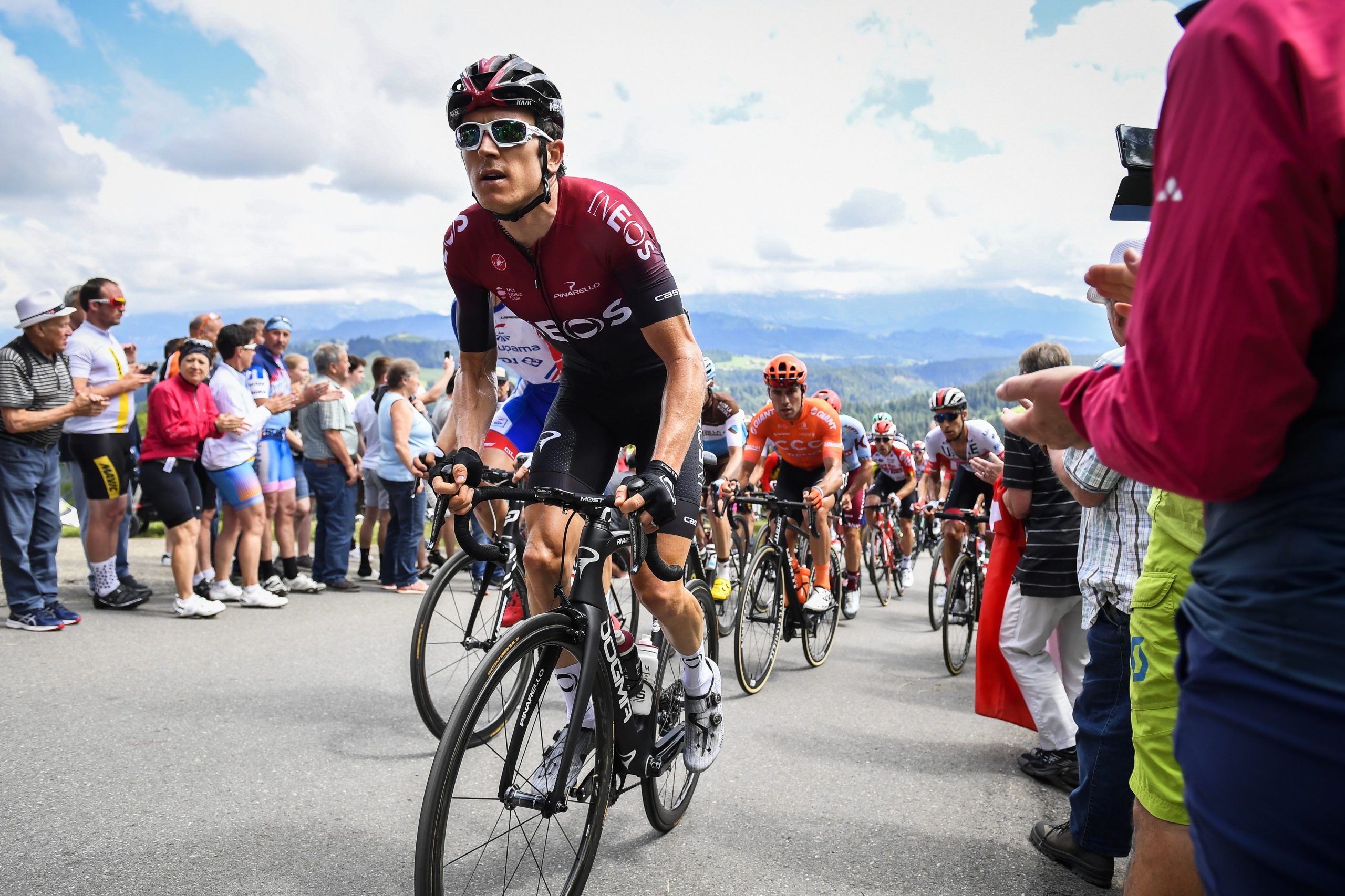 Geraint Thomas cai e desiste na Volta à Suíça, Elia Viviani vence etapa