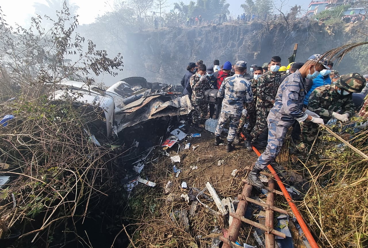 Passageiro gravou o momento da queda do avião no Nepal