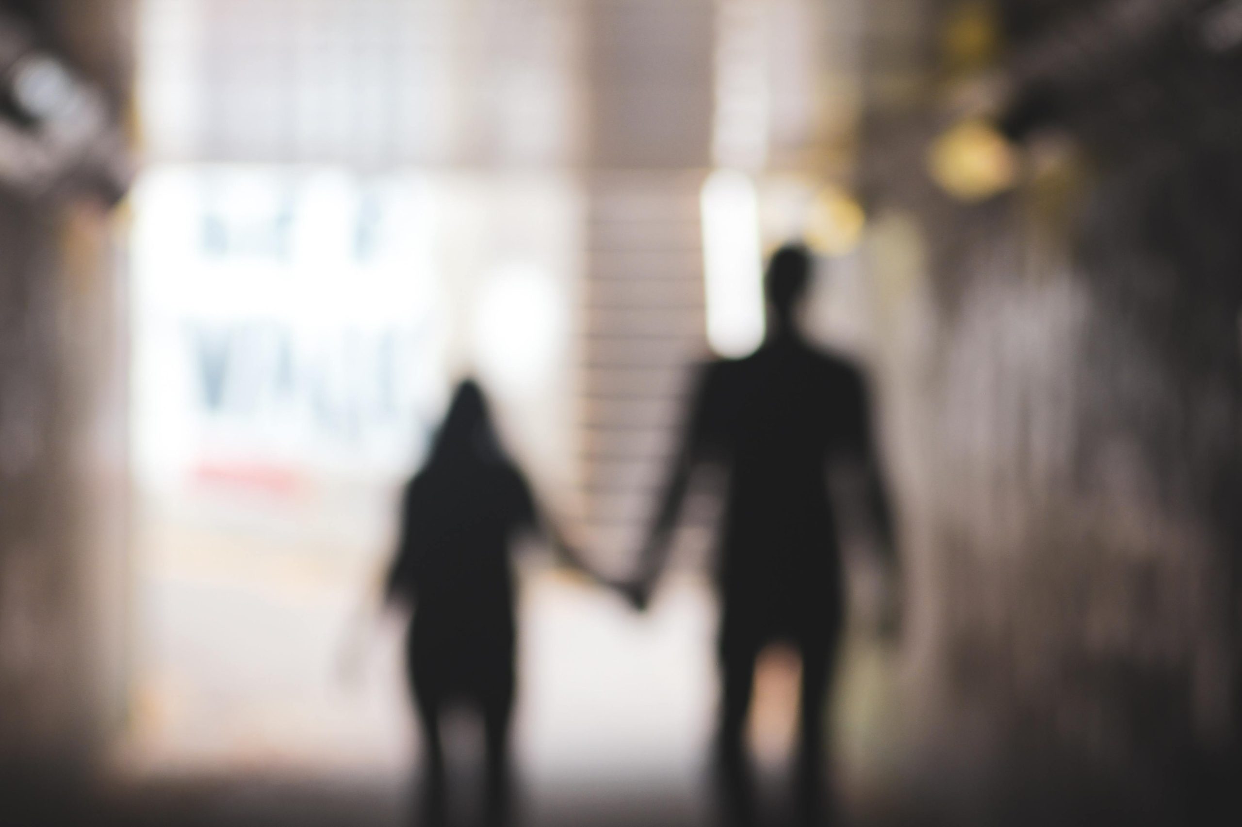 “Isolados, mas unidos e juntos”. Em tempos de isolamento e solidão há quem procure dar cor (e música) aos nossos dias