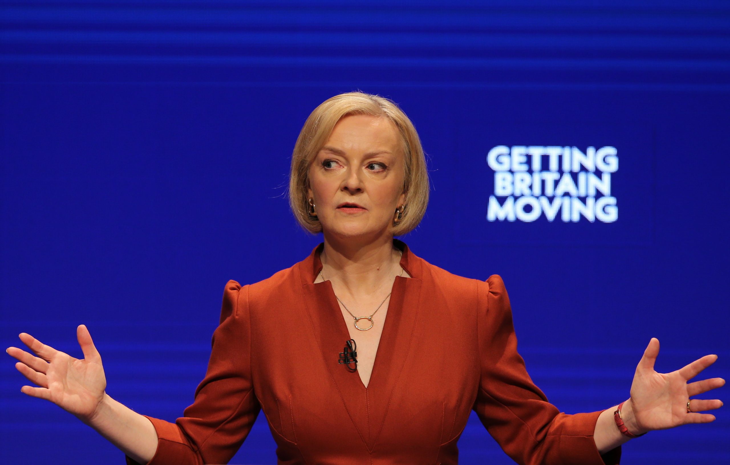 Ameaçada pelos próprios colegas, Liz Truss defende a sua autoridade no congresso do Partido Conservador