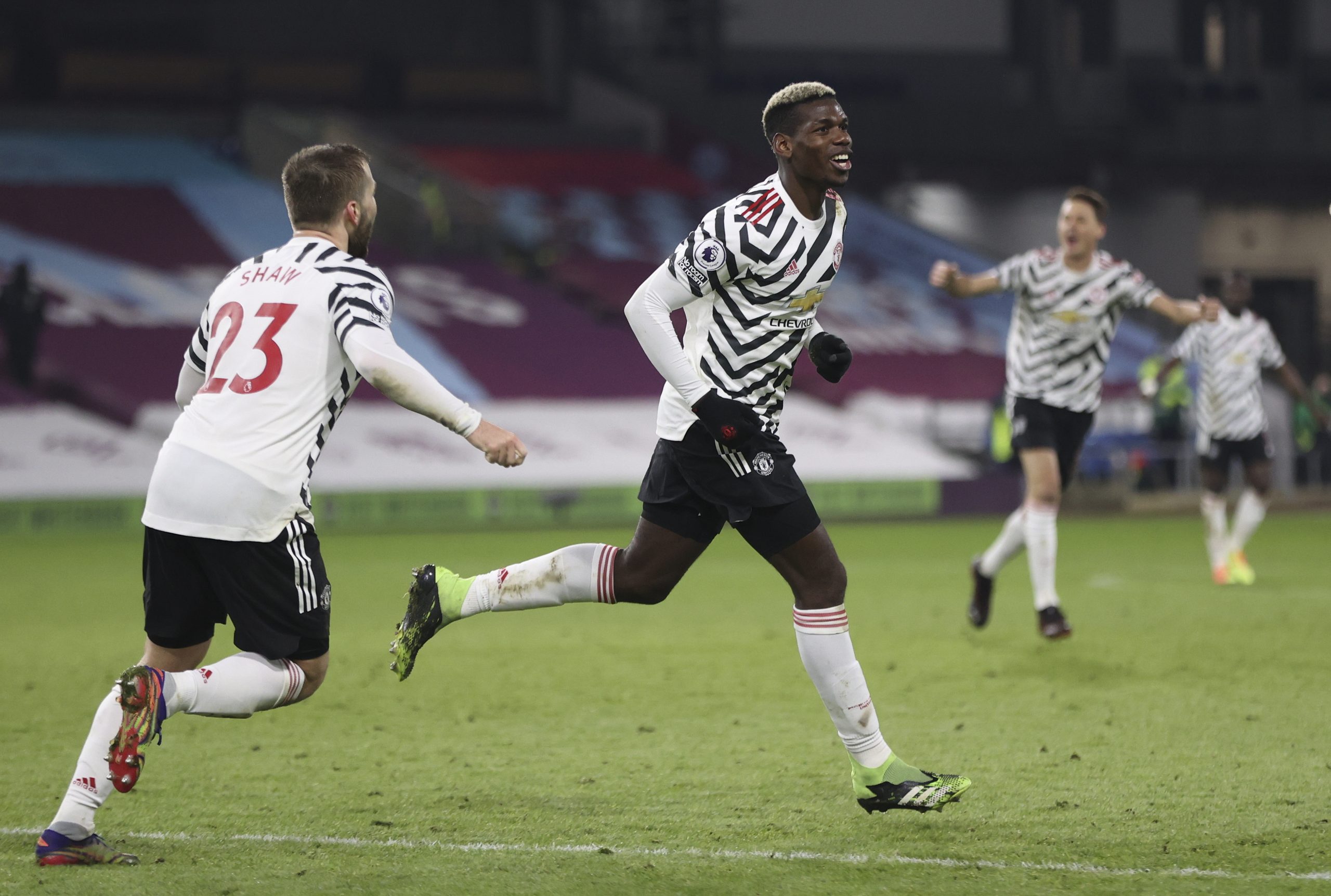 Pogba devolve liderança da Premier League ao Man Utd