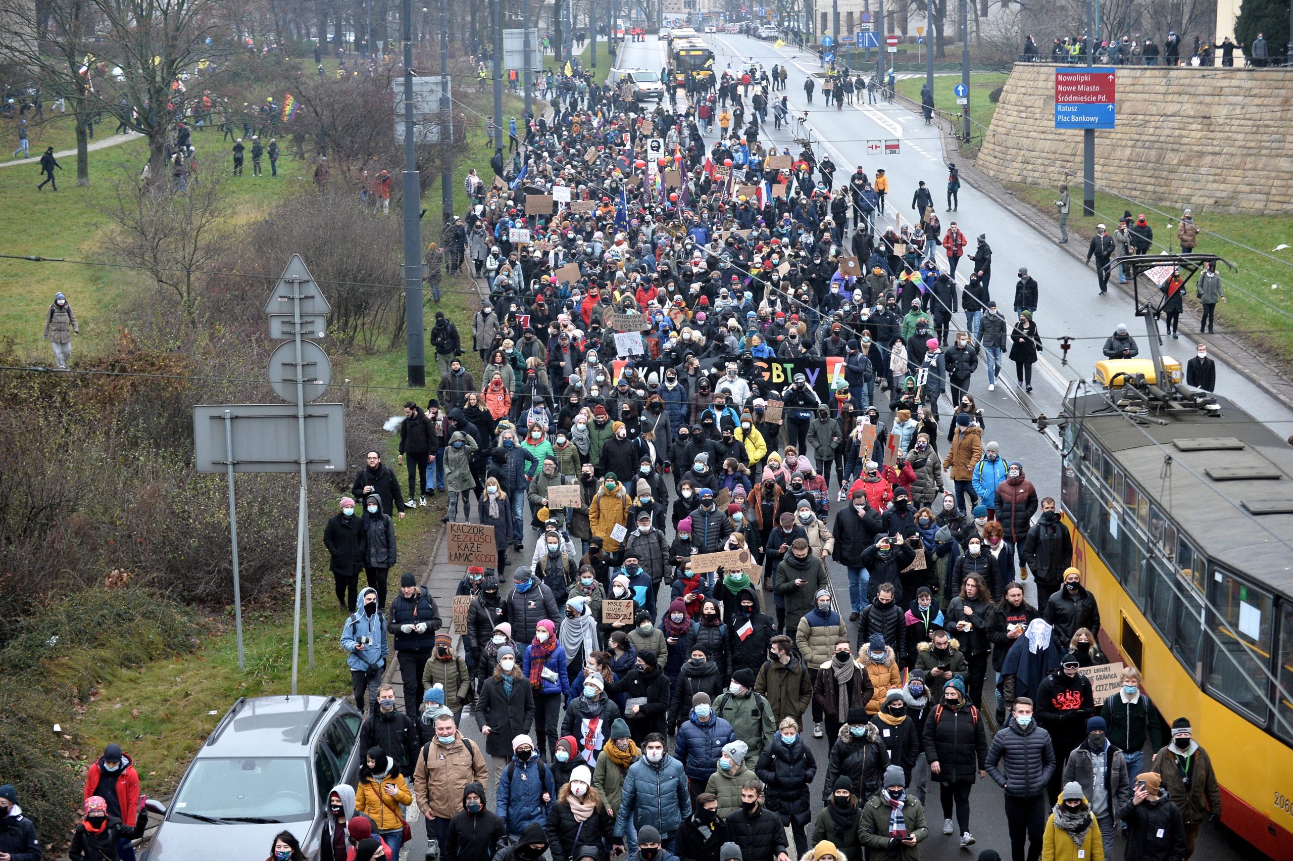 Milhares manifestam-se em Varsóvia contra a lei do aborto e o governo