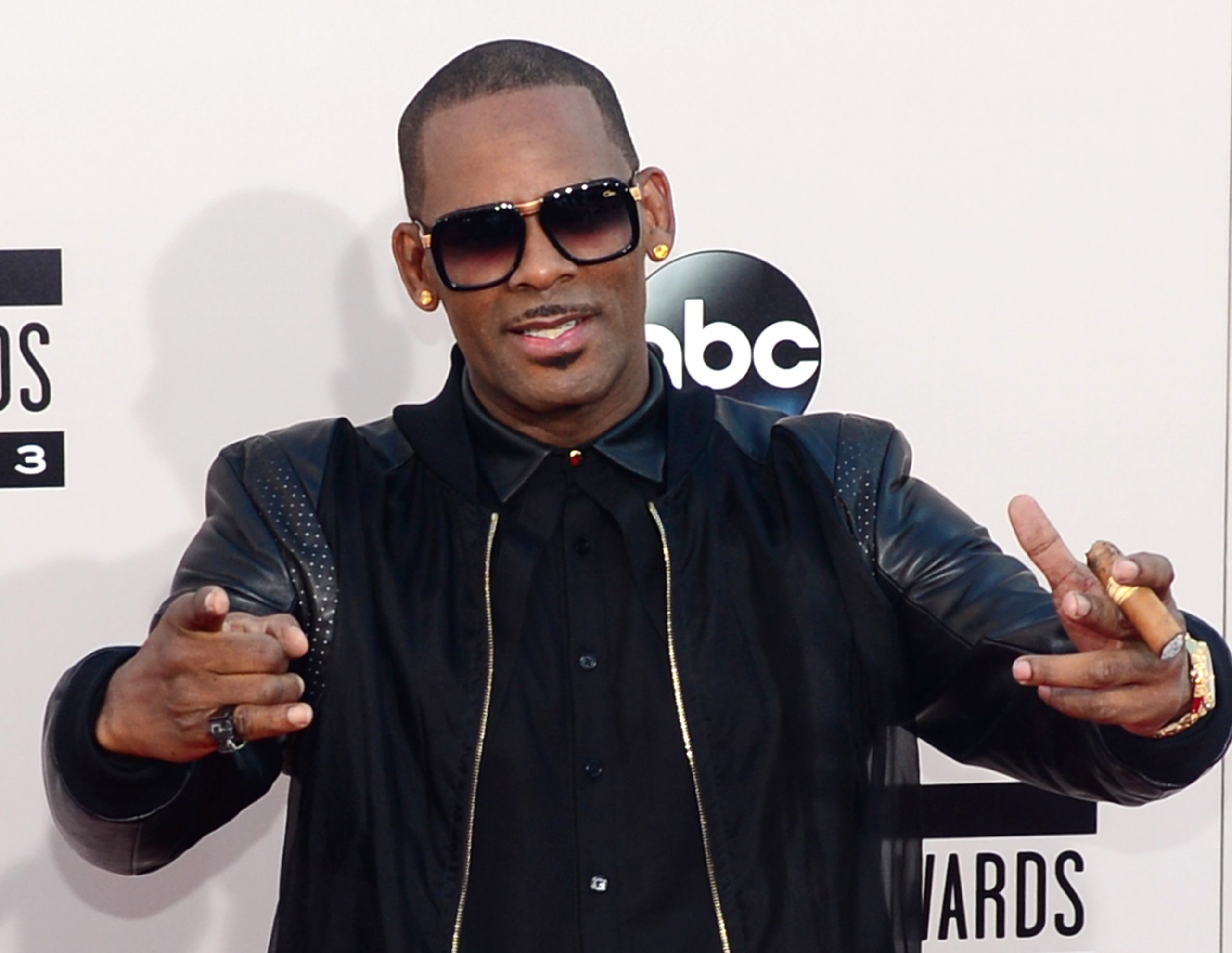 Cantor norte-americano R. Kelly volta a ser acusado de pedofilia