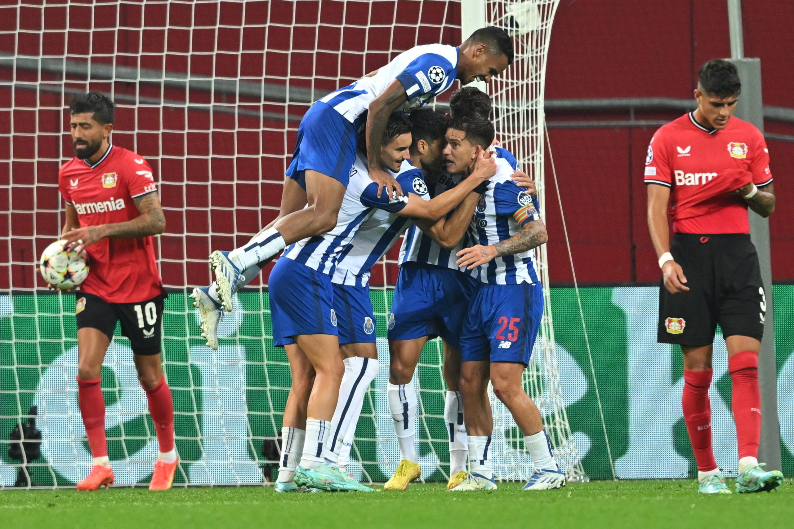 FC Porto vence em Leverkusen e aproxima-se dos oitavos da Champions. Sporting perde e cai para terceiro