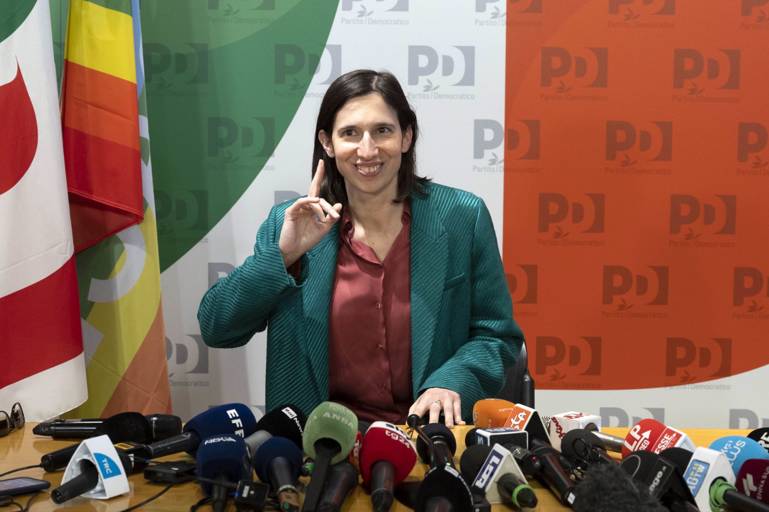 Elly Schlein assume controlo do Partido Democrata italiano para o unir antes de europeias