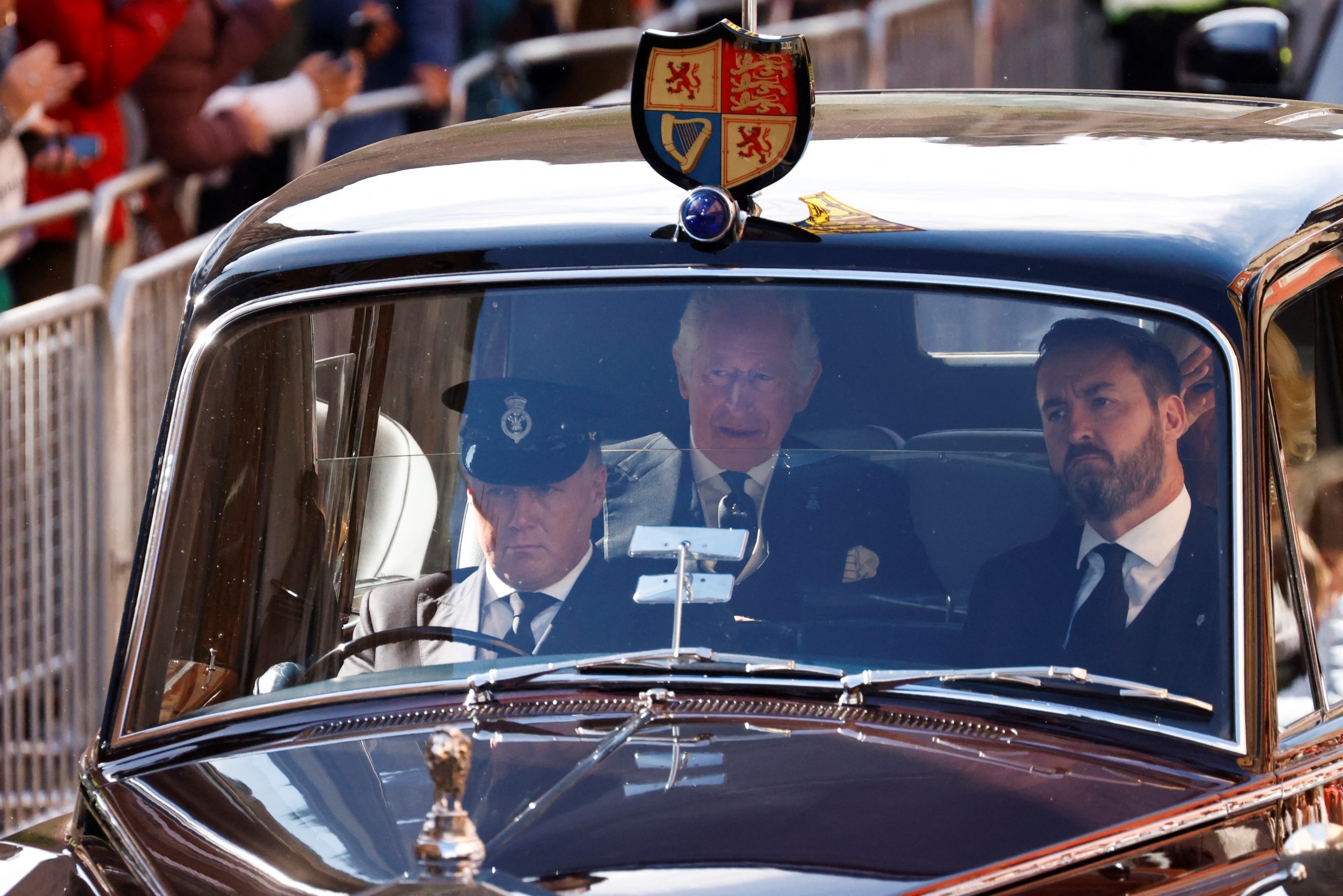 Carlos III chegou a Holyroodhouse. Ruas estão cheias em Edimburgo