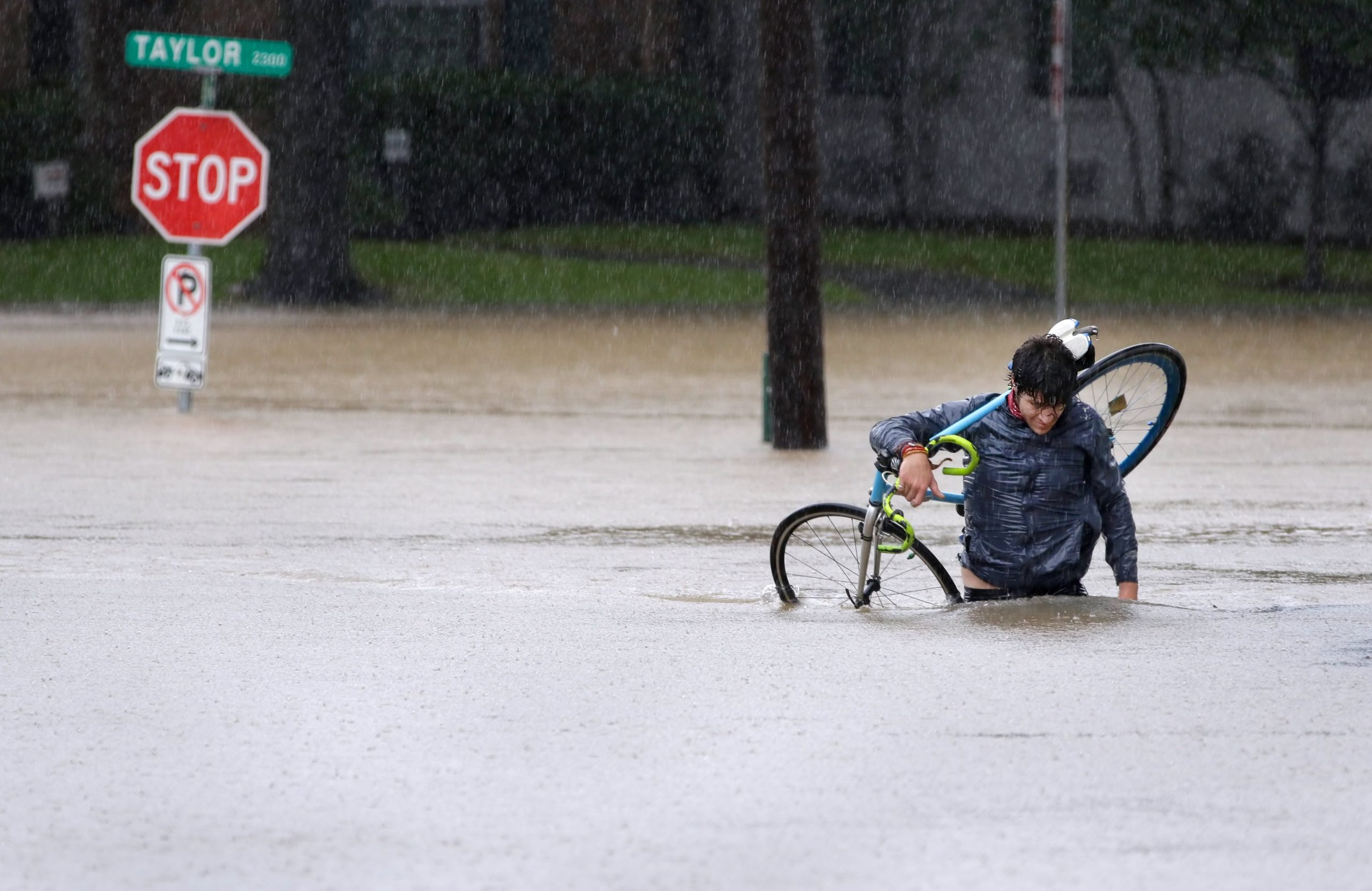 Furacão Harvey: Graves inundações levam centenas aos telhados em Houston