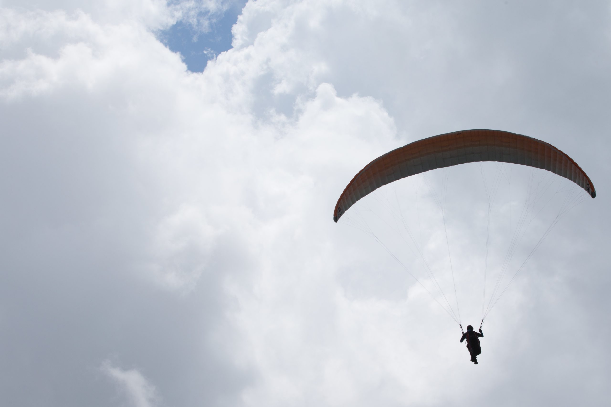 Tripulante de parapente sai ileso de embate num cabo elétrico em Santo Tirso