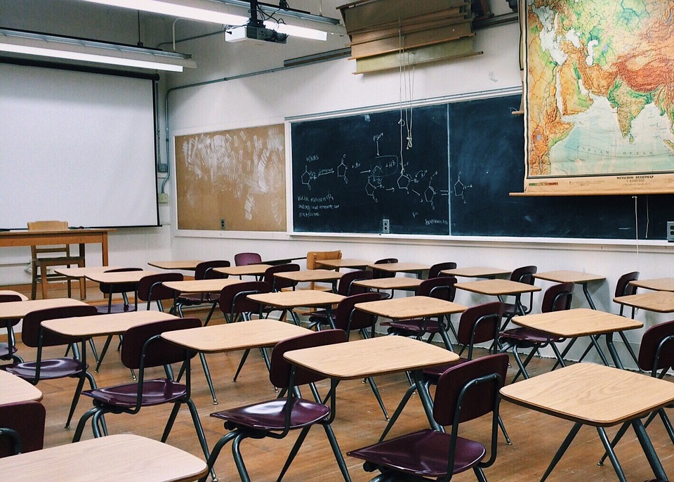 Escolas recolhem dinheiro para compensar funcionários em greve
