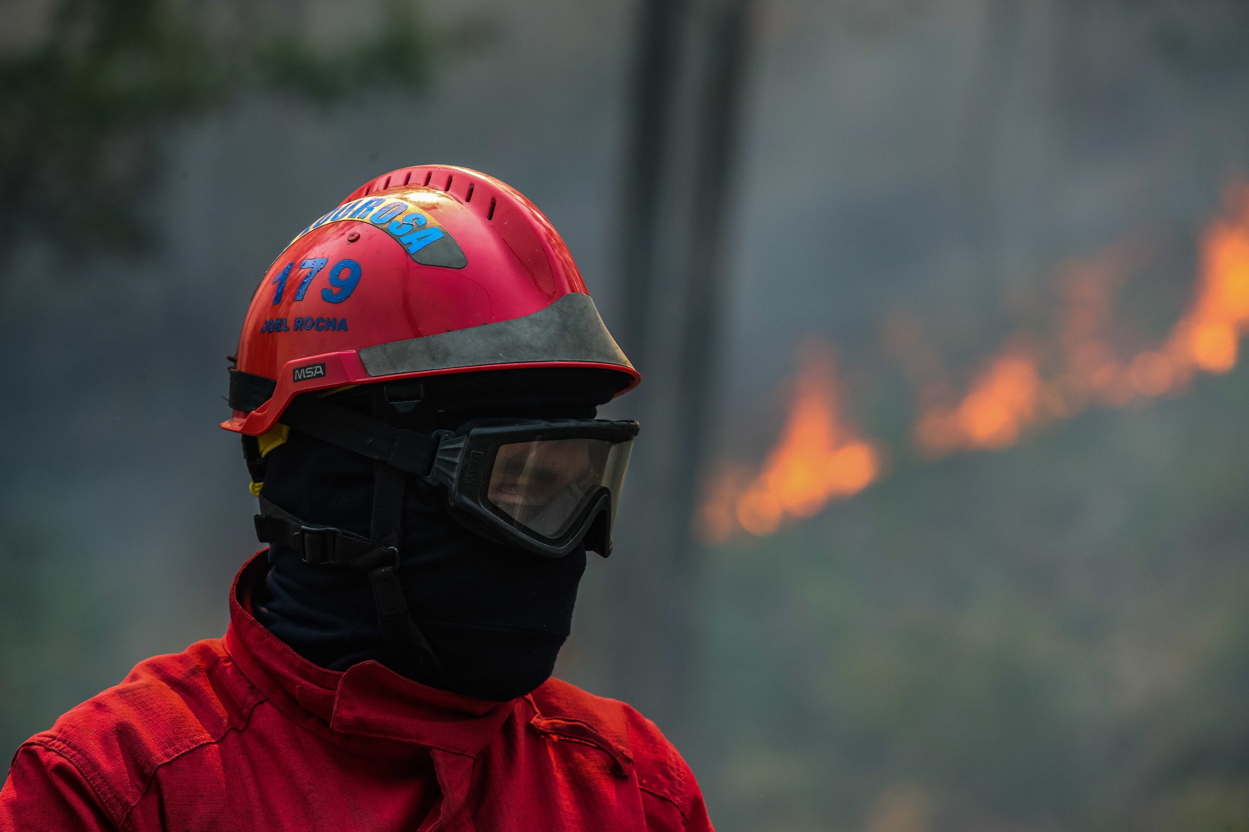 Fogo lavra com intensidade em parque de resíduos de empresa de Rio Maior