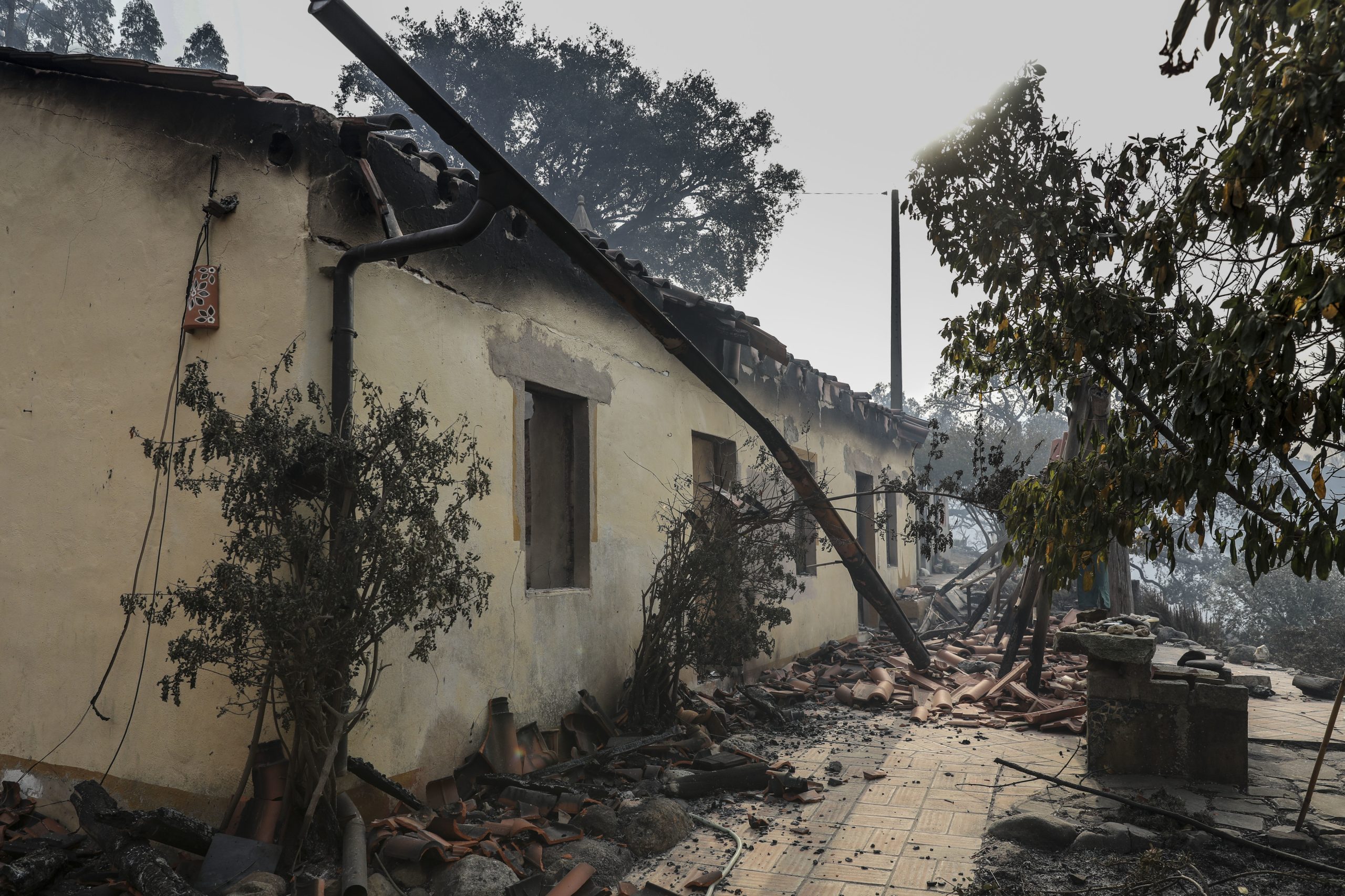 Incêndios: Fogo atingiu 74 casas em Monchique, 30 de primeira habitação
