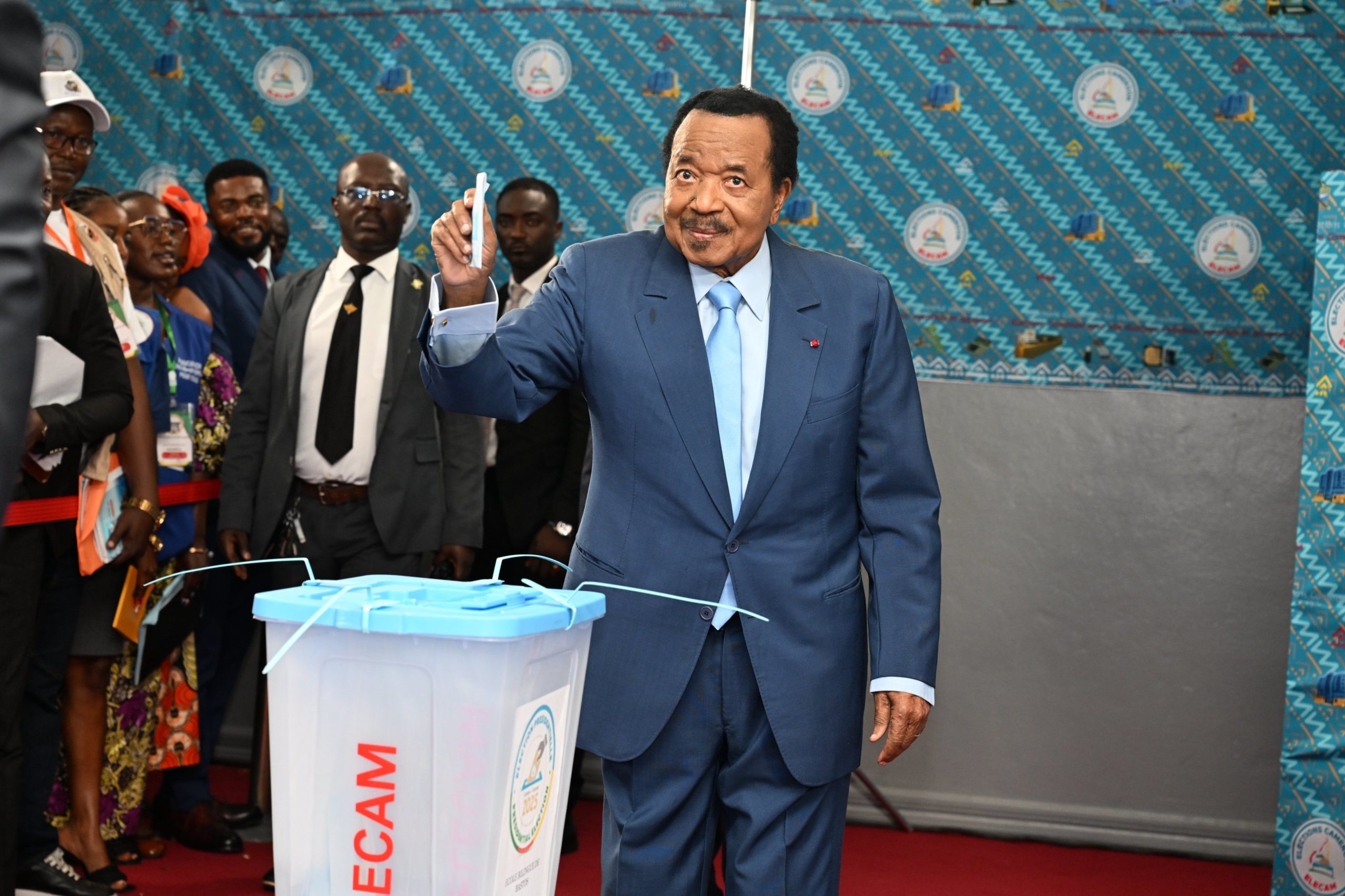 Camarões: Presidente mais velho do mundo, Paul Biya, reeleito aos 92 anos durante protestos violentos
