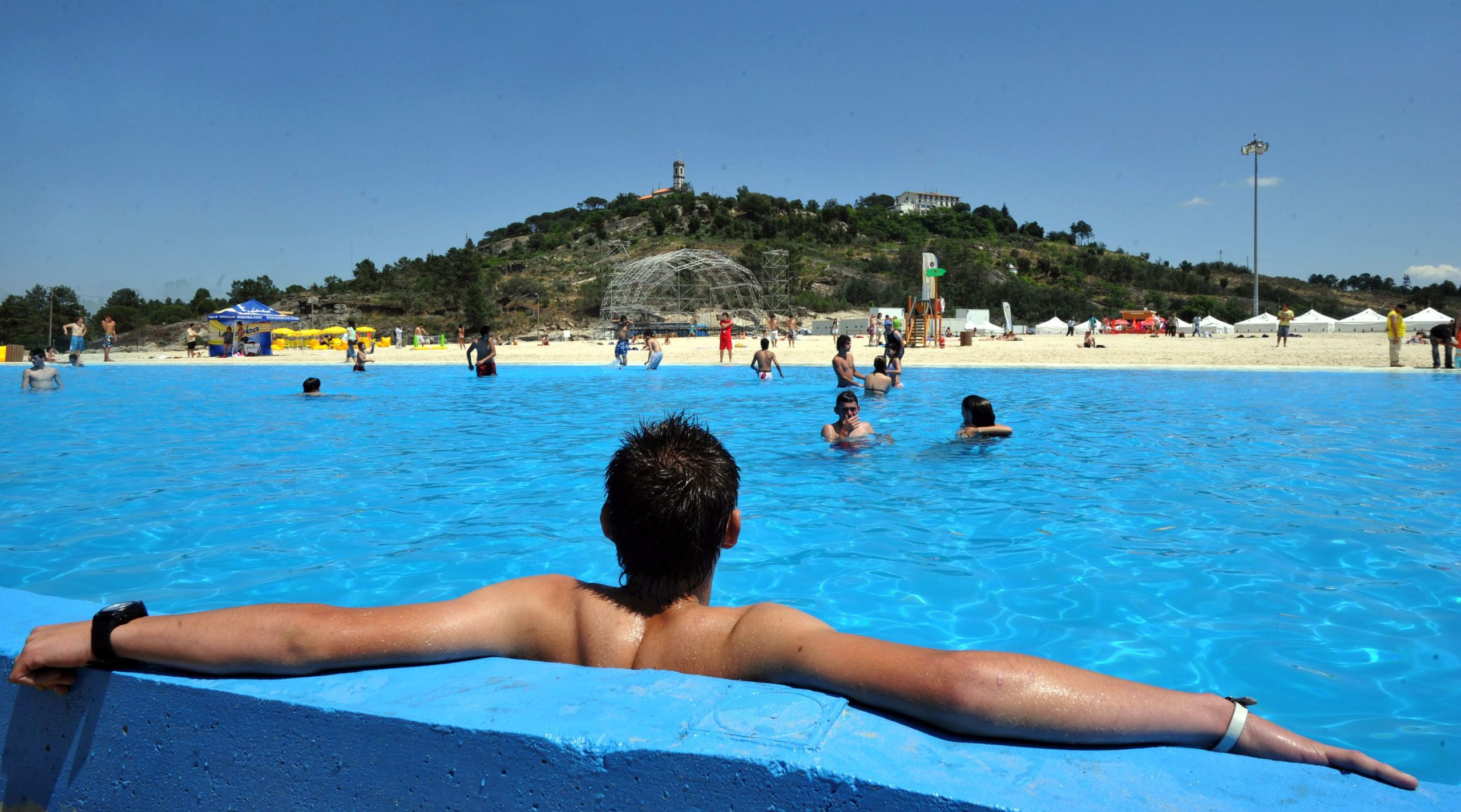 Praia artificial de Mangualde adota medidas inclusivas
