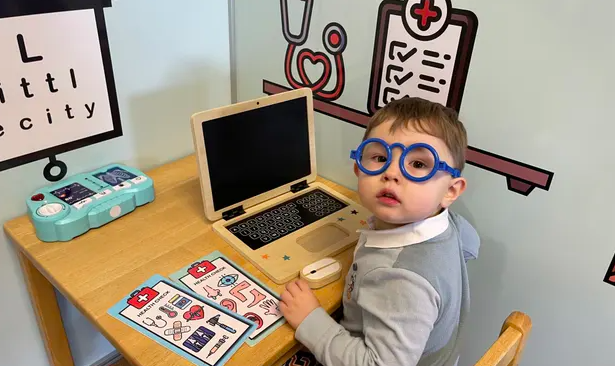 Teddy aprendeu a ler e a contar em várias línguas aos dois anos. Agora, pertence a uma sociedade de alto QI