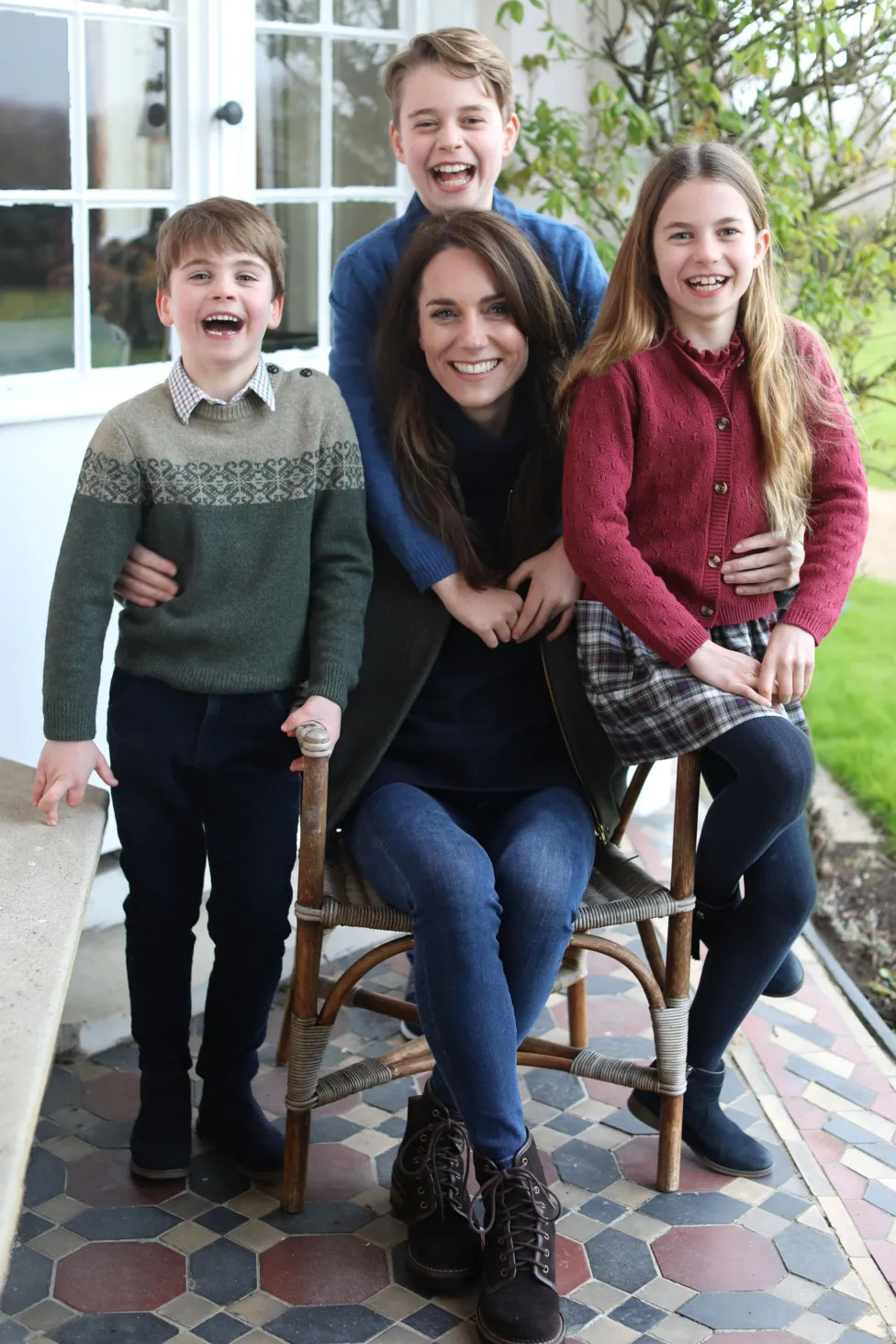 Kate Middleton reaparece após semanas de especulação — mas a fotografia onde surge a sorrir é manipulada
