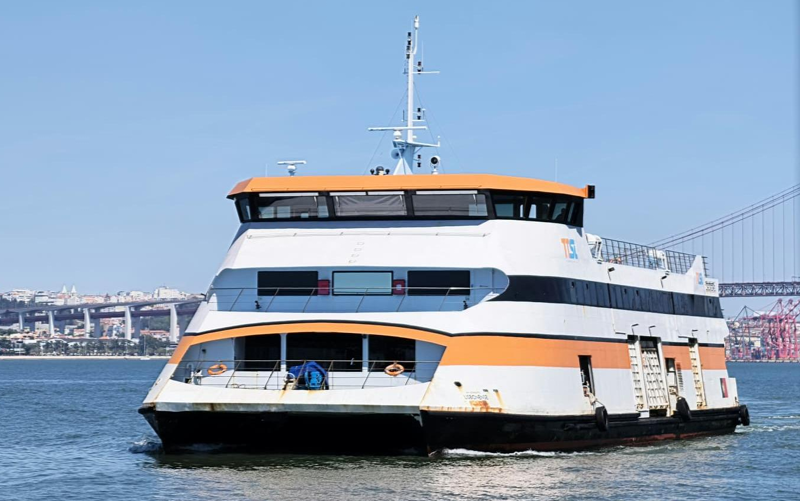 Ferry embate no pontão da Trafaria e numa estrutura da Silopor. Transporte de veículos interrompido