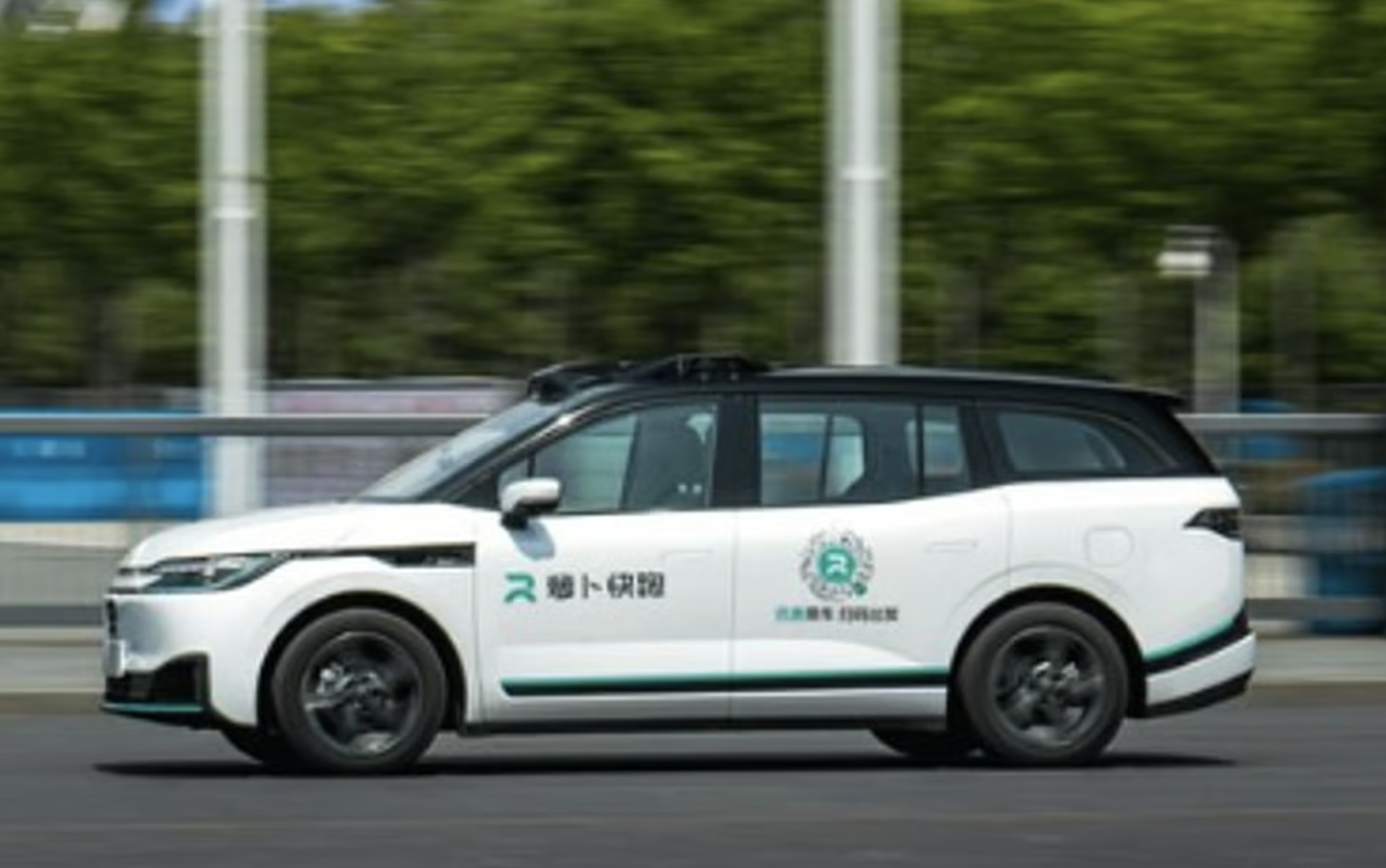 Mais de 100 robotáxis pararam ao mesmo tempo e travaram cidade inteira na China