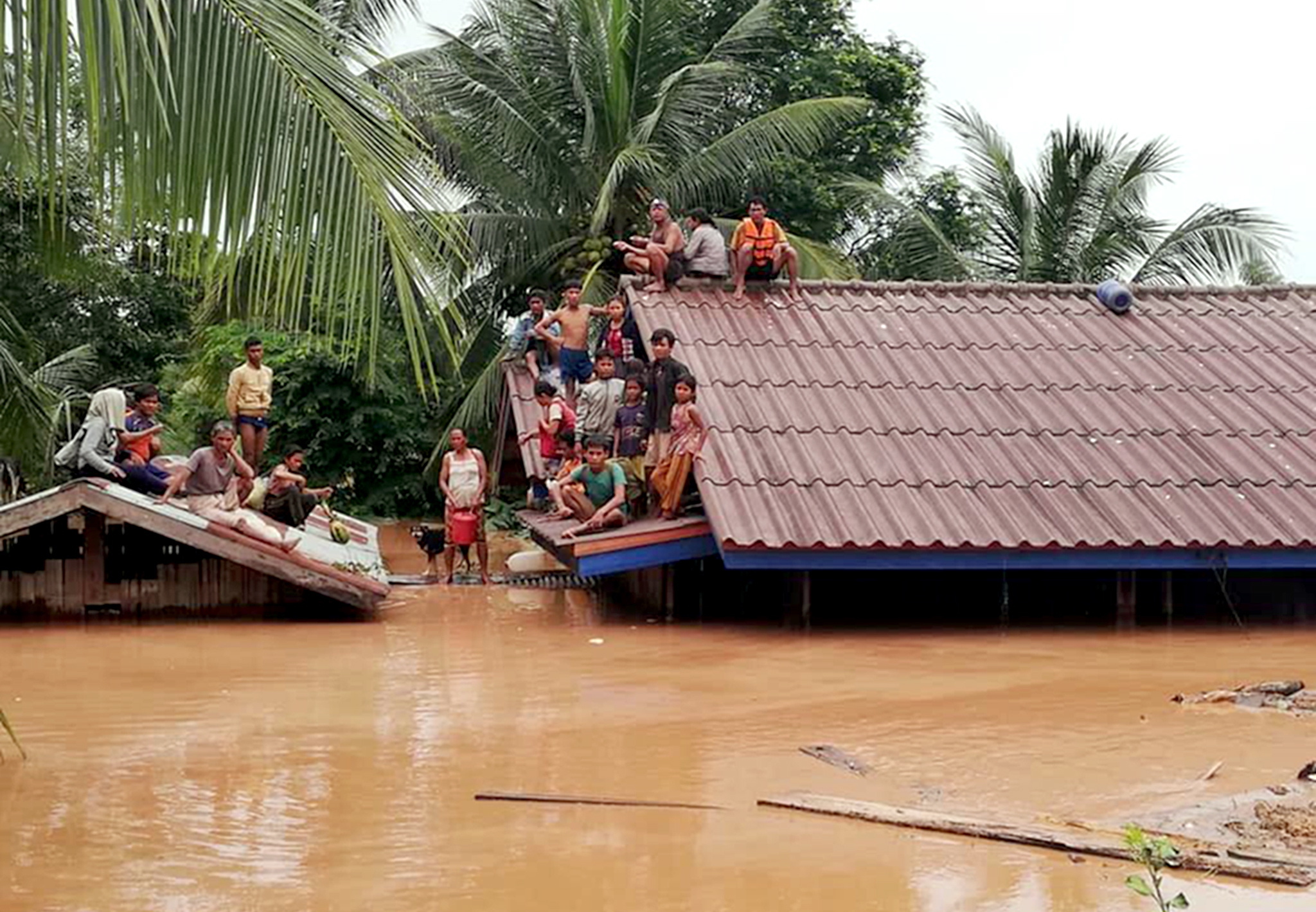 Autoridades do Laos resgataram 17 corpos após desmoronamento de barragem
