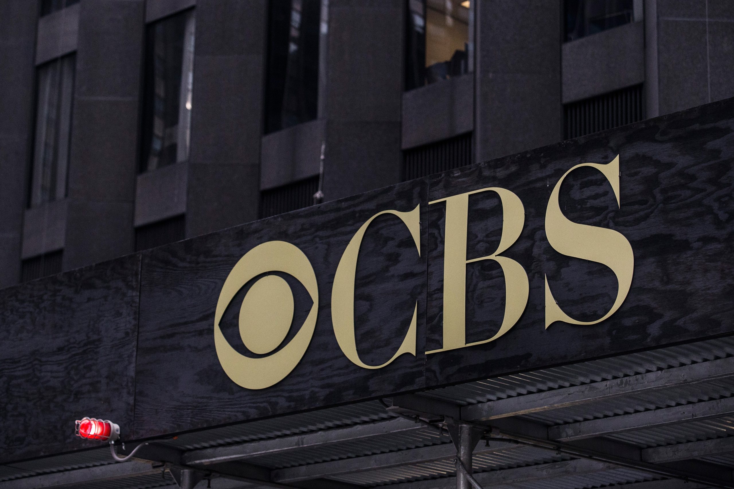 A CBS decidiu revisitar o misterioso assassinato de JonBenét. Agora, é processada pelo irmão da vítima