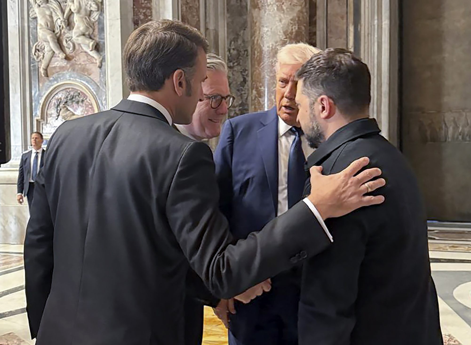 Trump, Zelensky, Macron e Starmer com conversa “positiva”