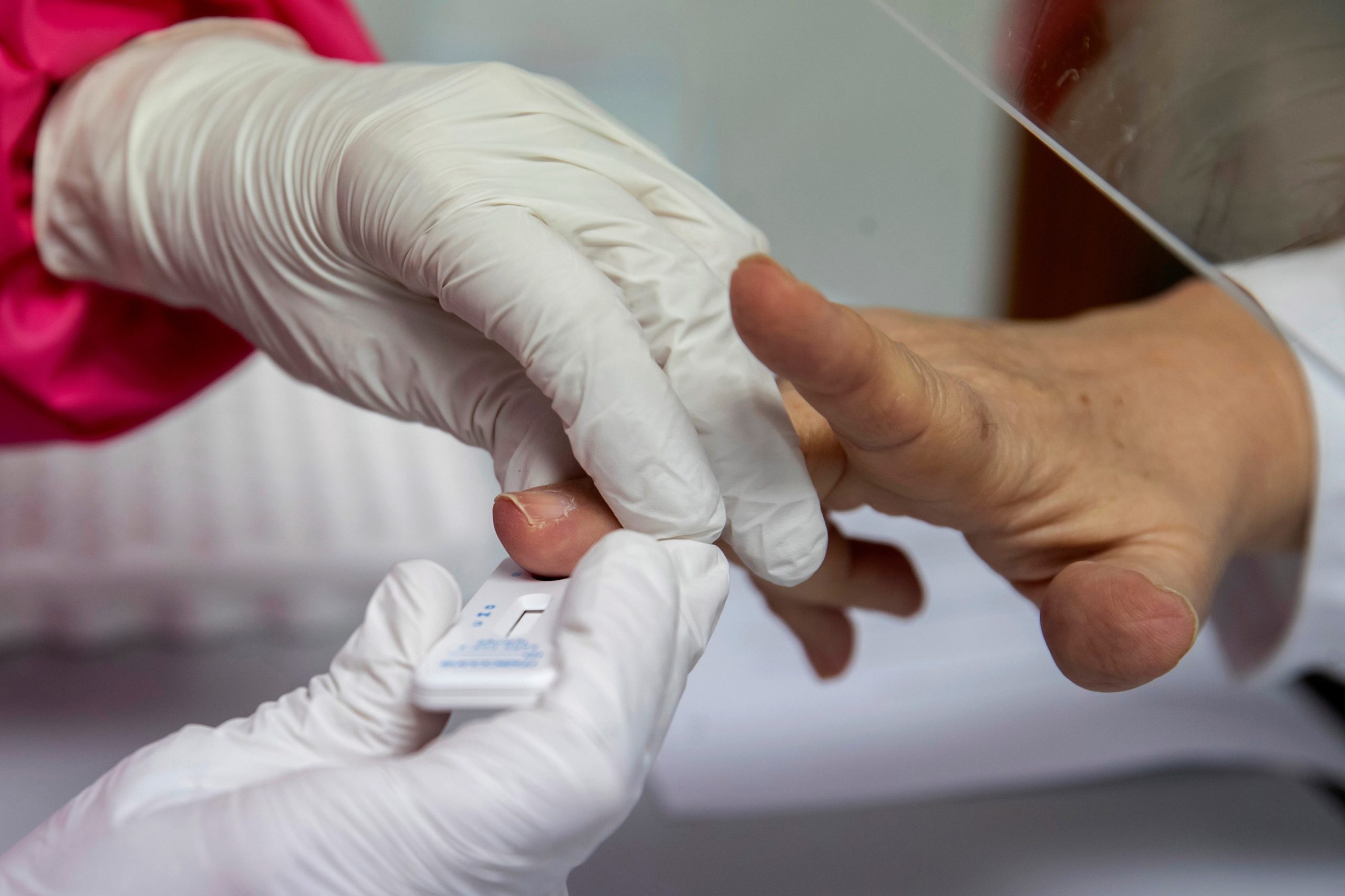 Covid-19: Pressão para testes rápidos aumenta na procura do regresso à normalidade