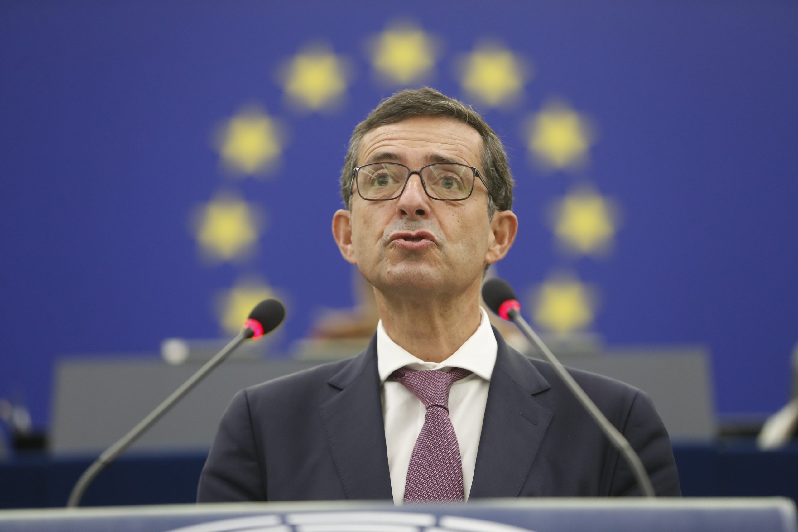 UE disponível para iniciativas que travem armamento de rebeldes