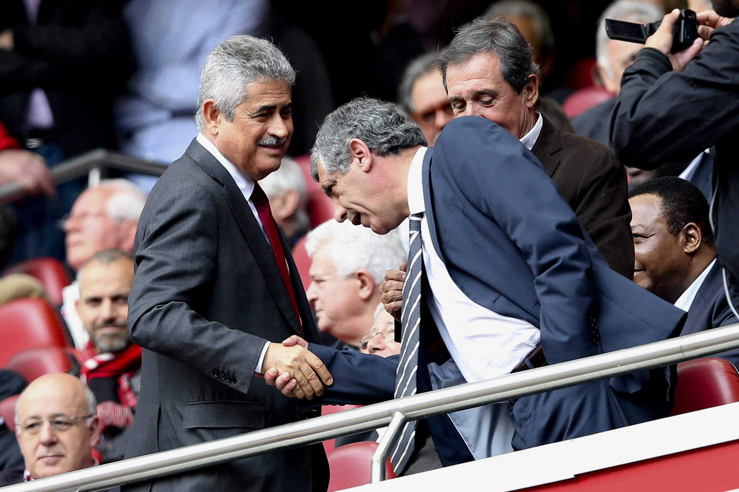 Luís Filipe Vieira felicita Fernando Santos, o homem que coroou o esforço dos clubes e da Federação