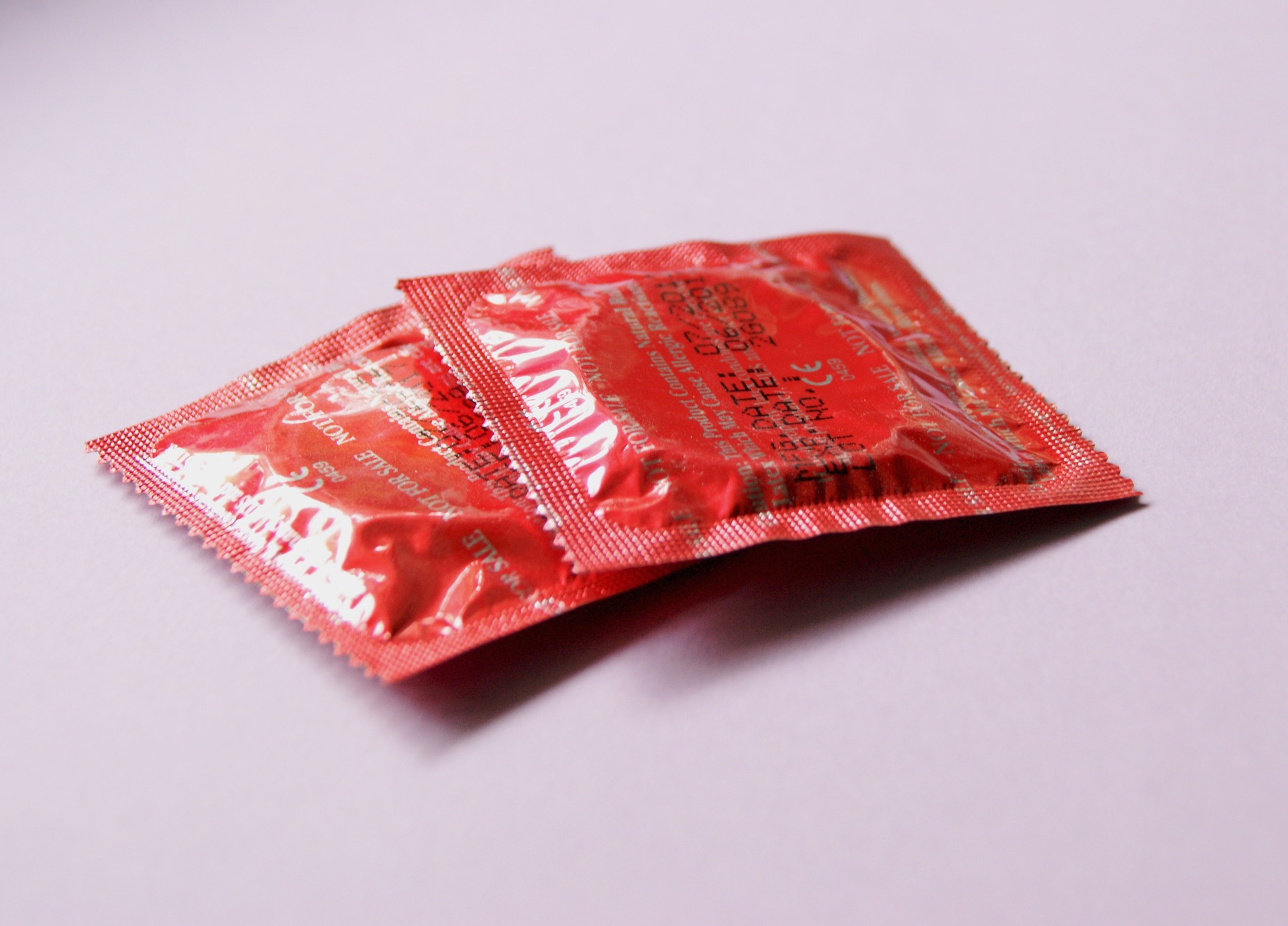 Preço dos preservativos sobe até 30% devido à guerra no Irão