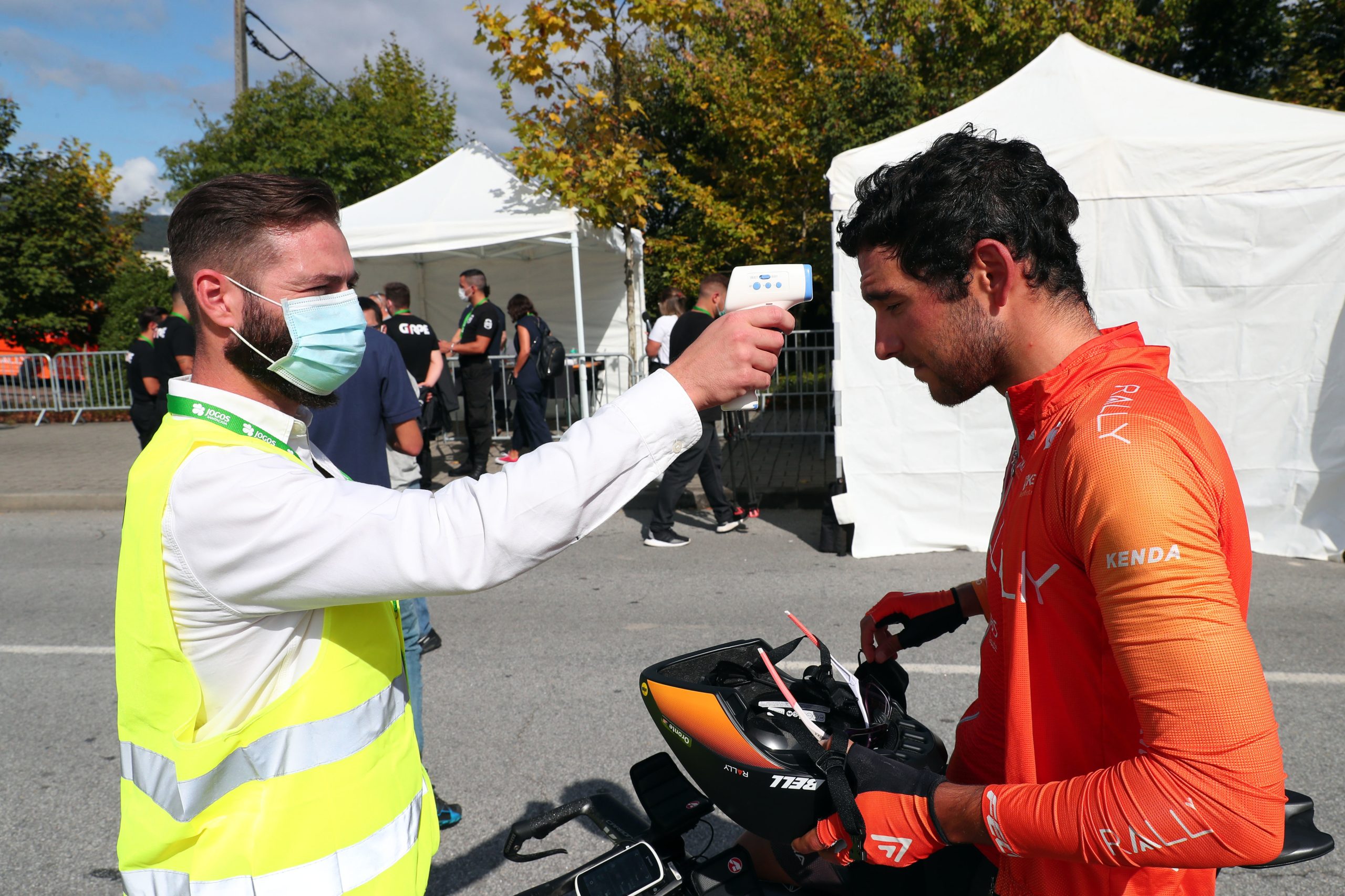 Volta a Portugal: Gustavo Veloso vence prólogo em Fafe e é o primeiro líder