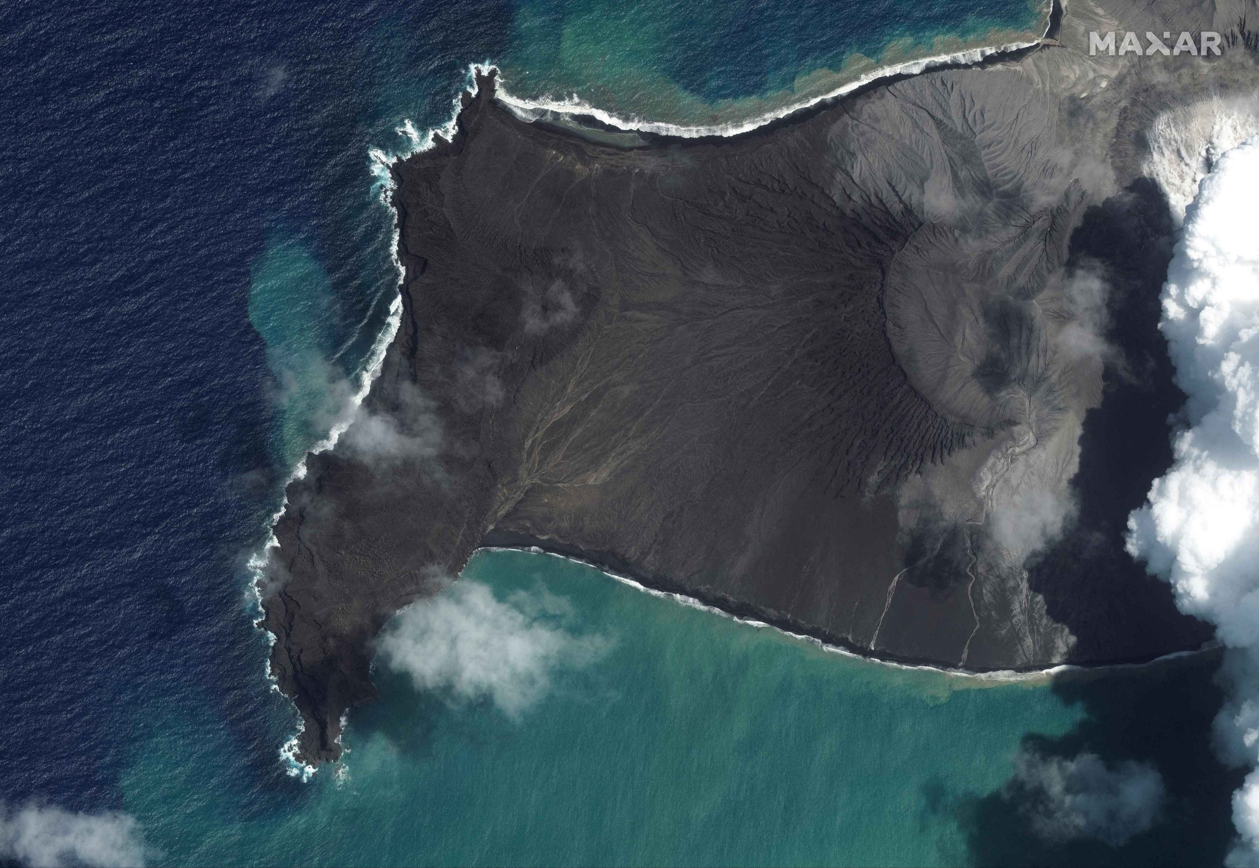 Depois da erupção do vulcão submarino, imagens mostram Tonga coberta de cinzas
