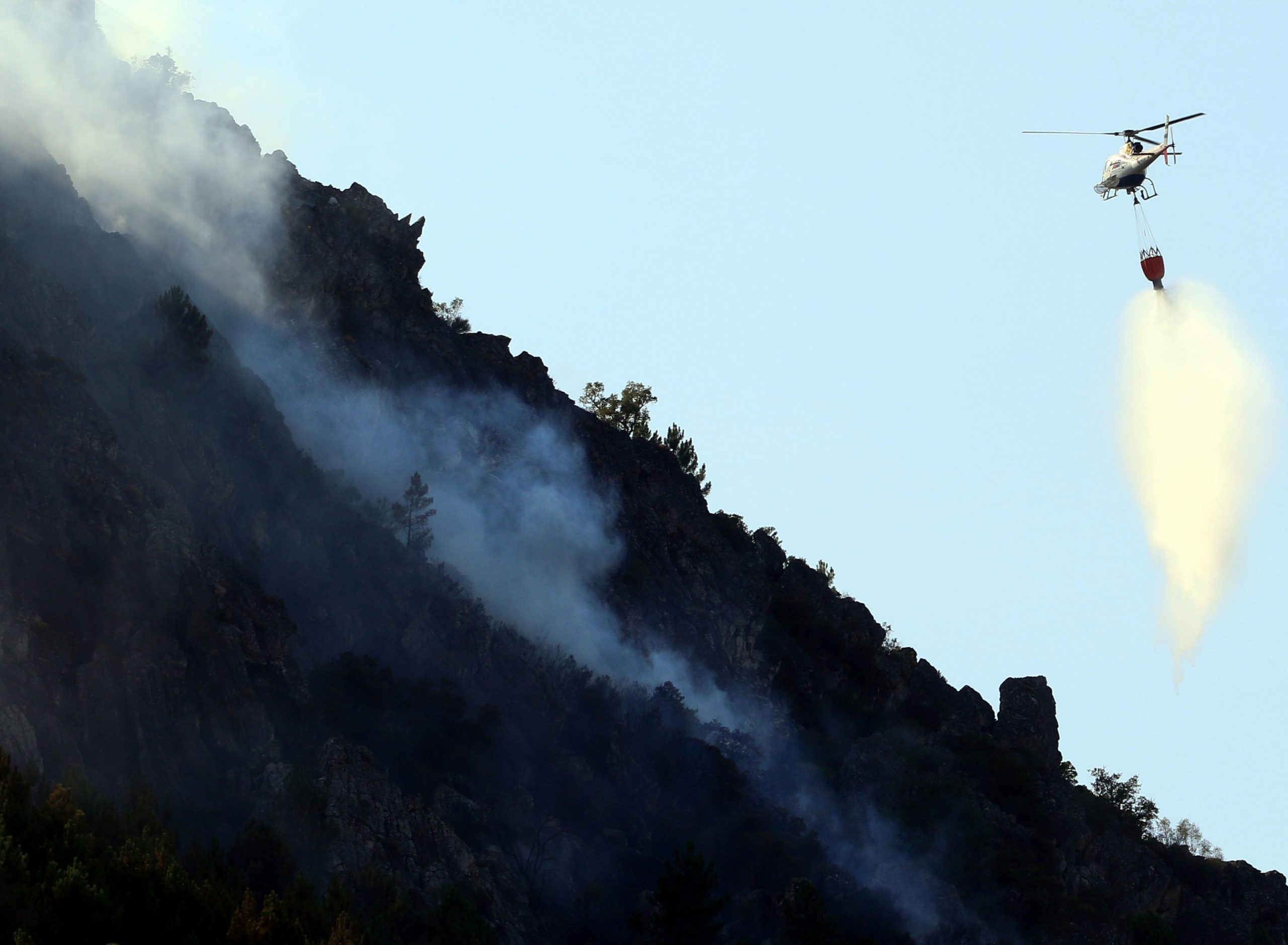 Dominado fogo em Oleiros, mas mantêm-se no terreno 181 bombeiros