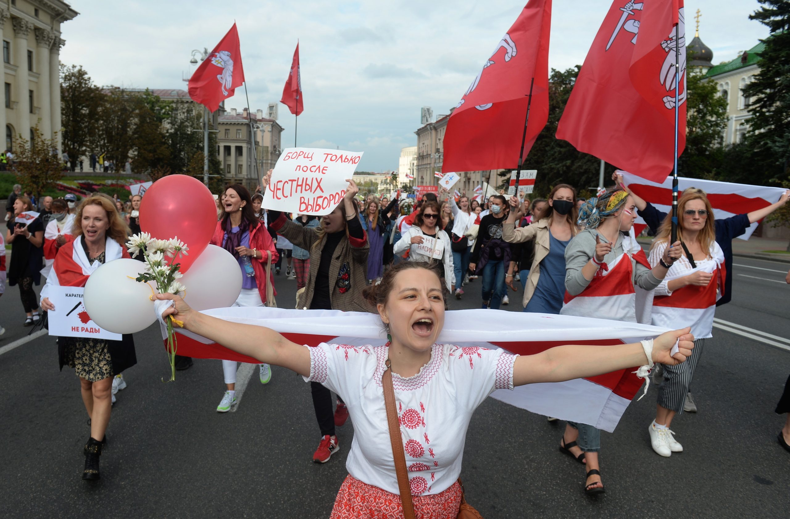 Bielorrússia: Milhares de mulheres pedem demissão de Lukashenko em Minsk