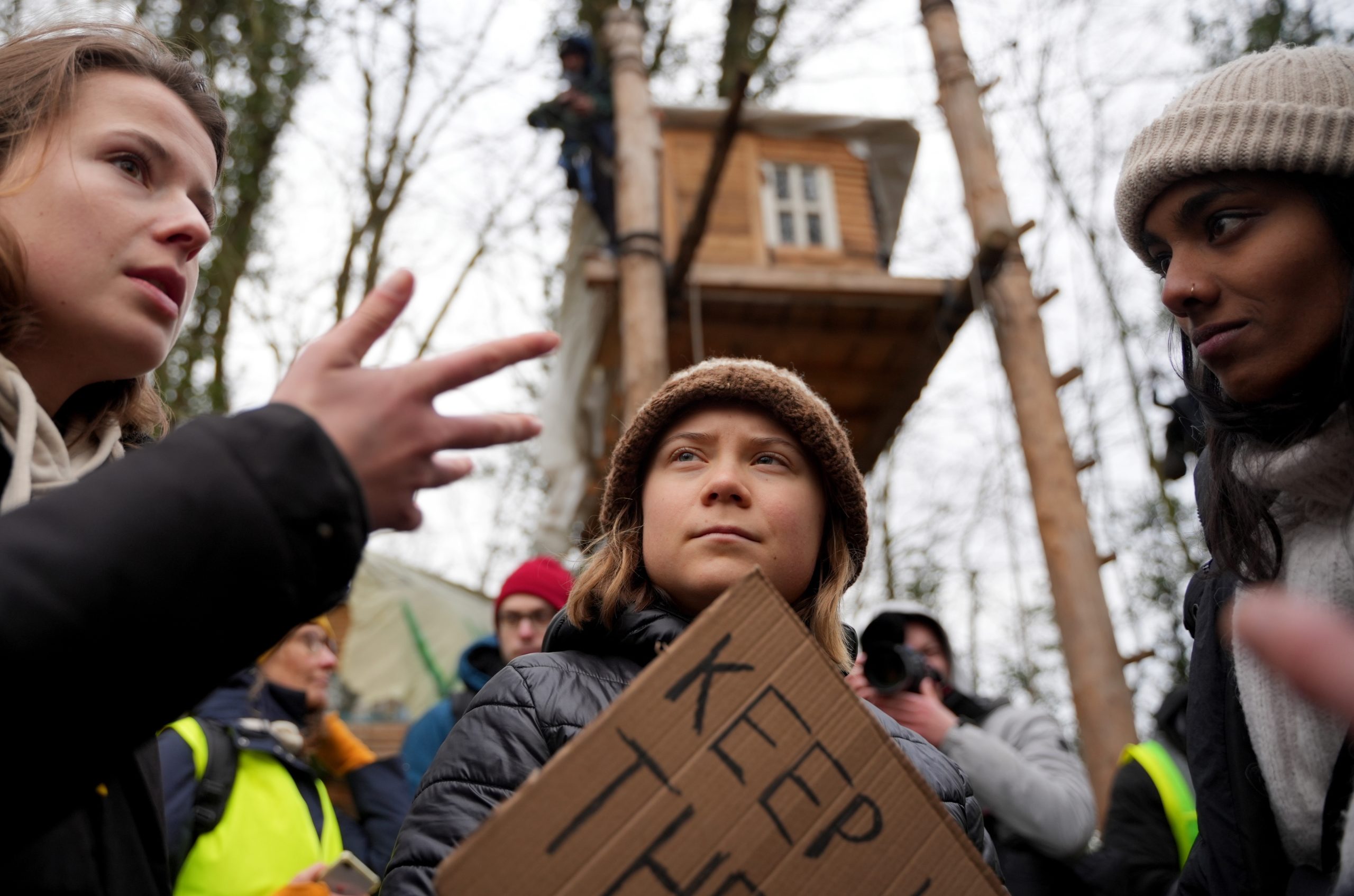 Greta Thunberg visita vila alemã que será demolida para expandir mina de carvão