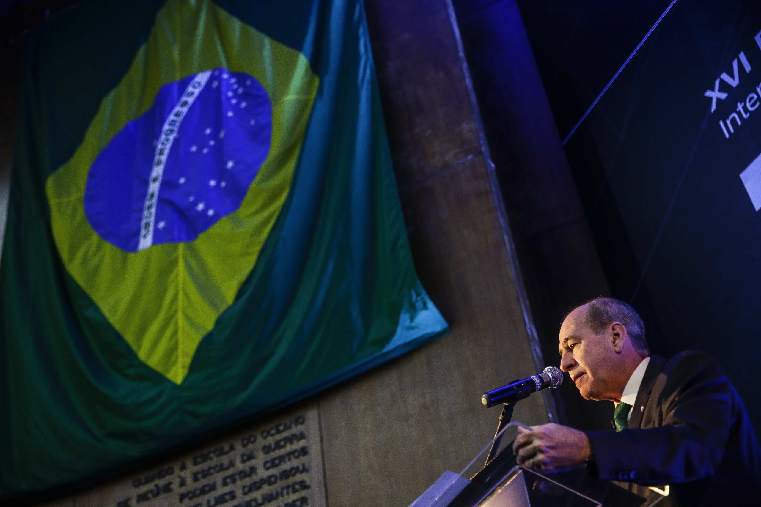 Ministro da Defesa do Brasil anuncia que deixará o cargo governamental