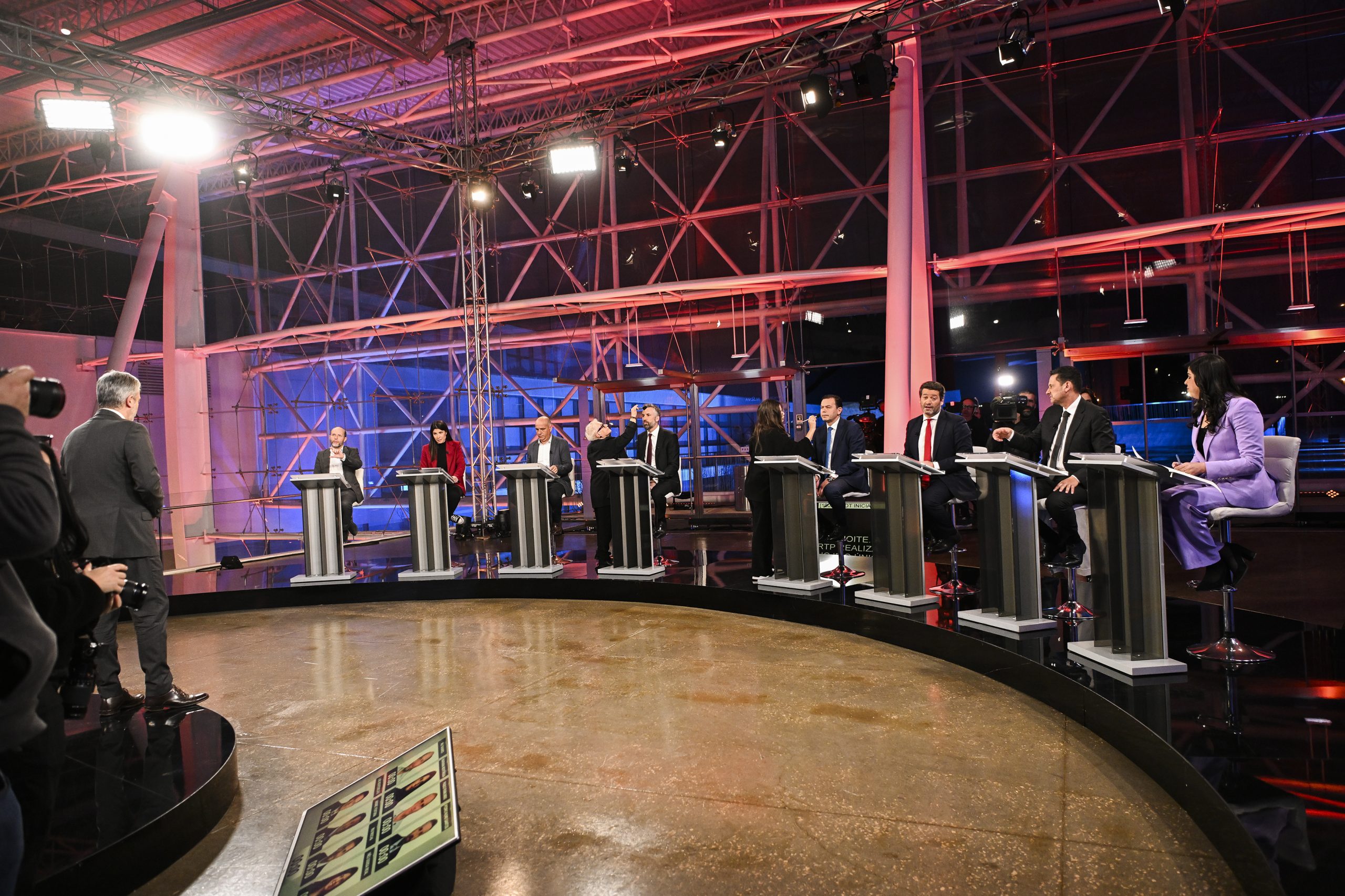 Eleições: Choque fiscal da direita e “choque salarial” da esquerda aquecem reta final do debate a oito