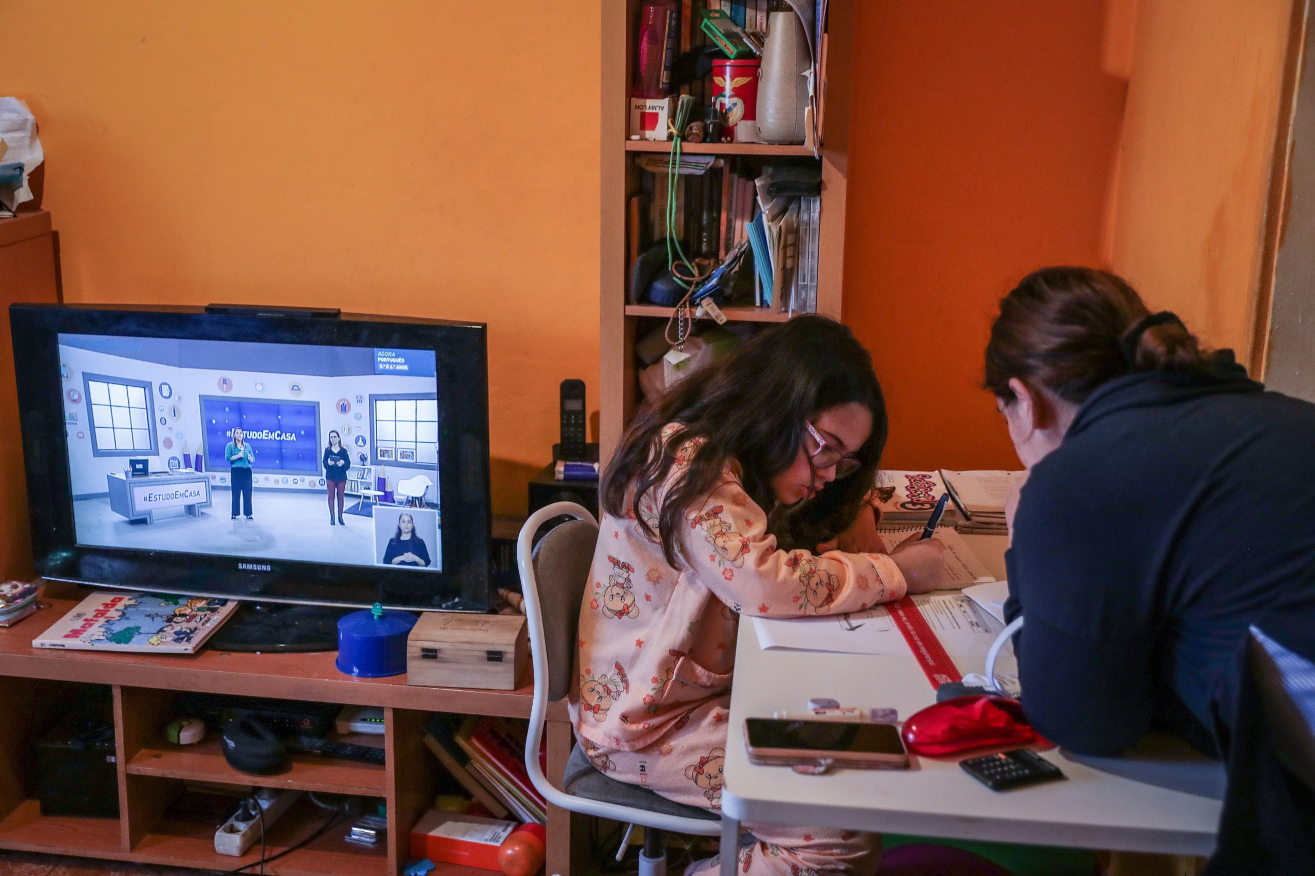 Pais em teletrabalho que alternem apoio aos filhos podem vir a receber salário a 100%