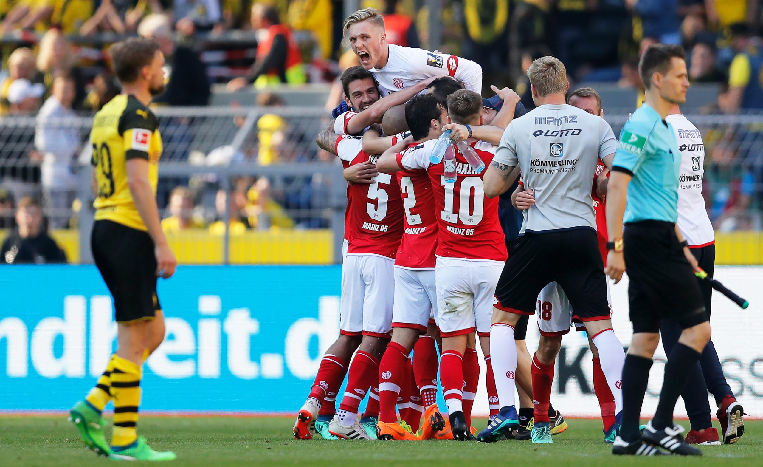 Bundesliga: Schalke 04 garante segundo lugar, Hamburgo cada vez mais ‘afundado’