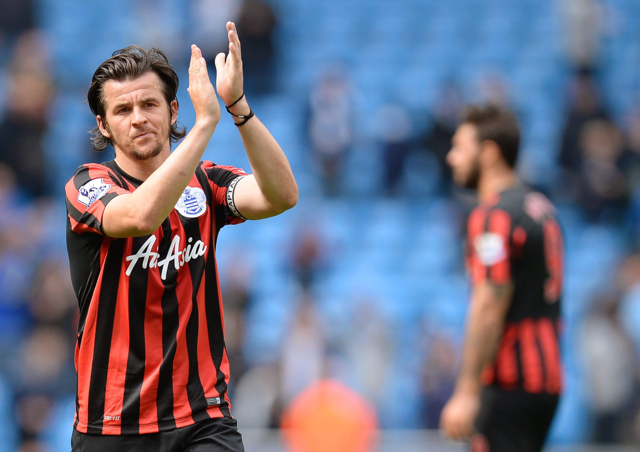 Treinador do Burnley considera “excessiva” sanção imposta a Joey Barton