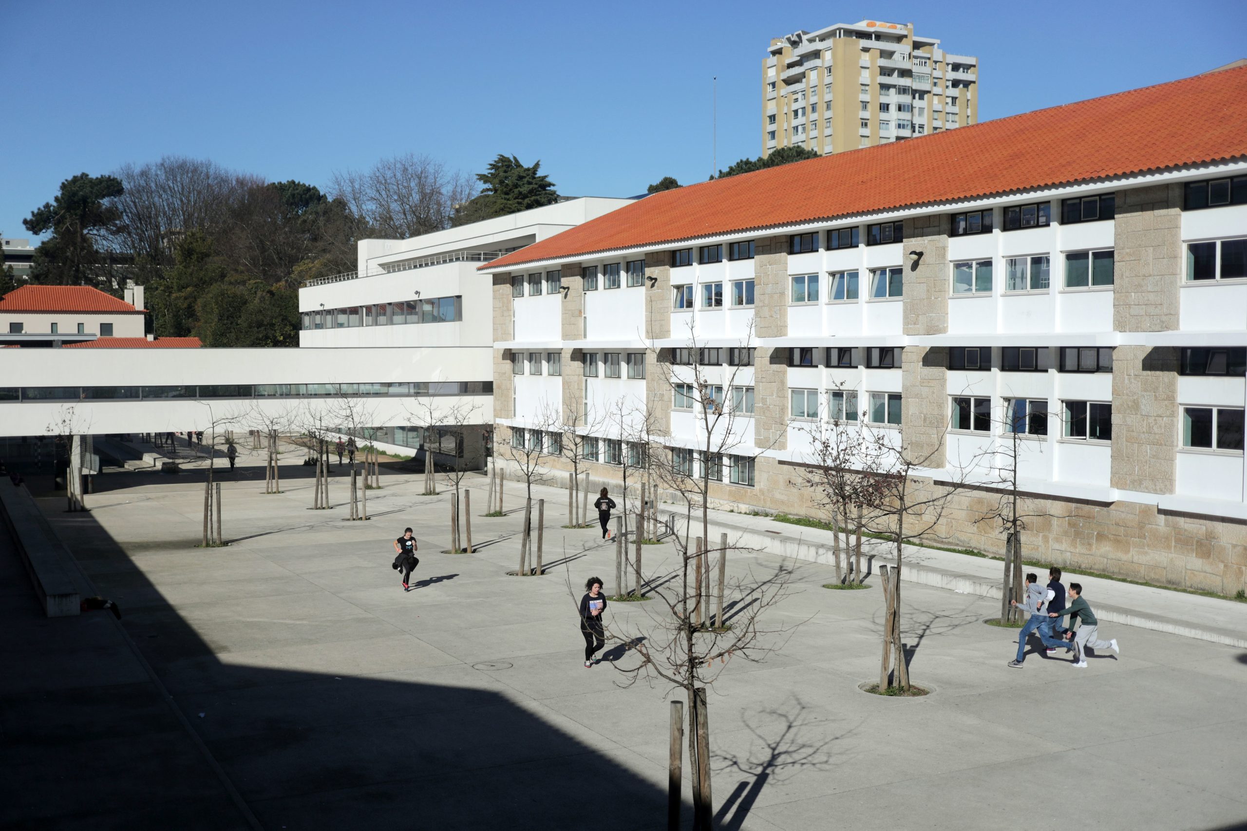 Exames/Secundário: Melhores escolas pública e privada partilham filosofia de estudo apoiado
