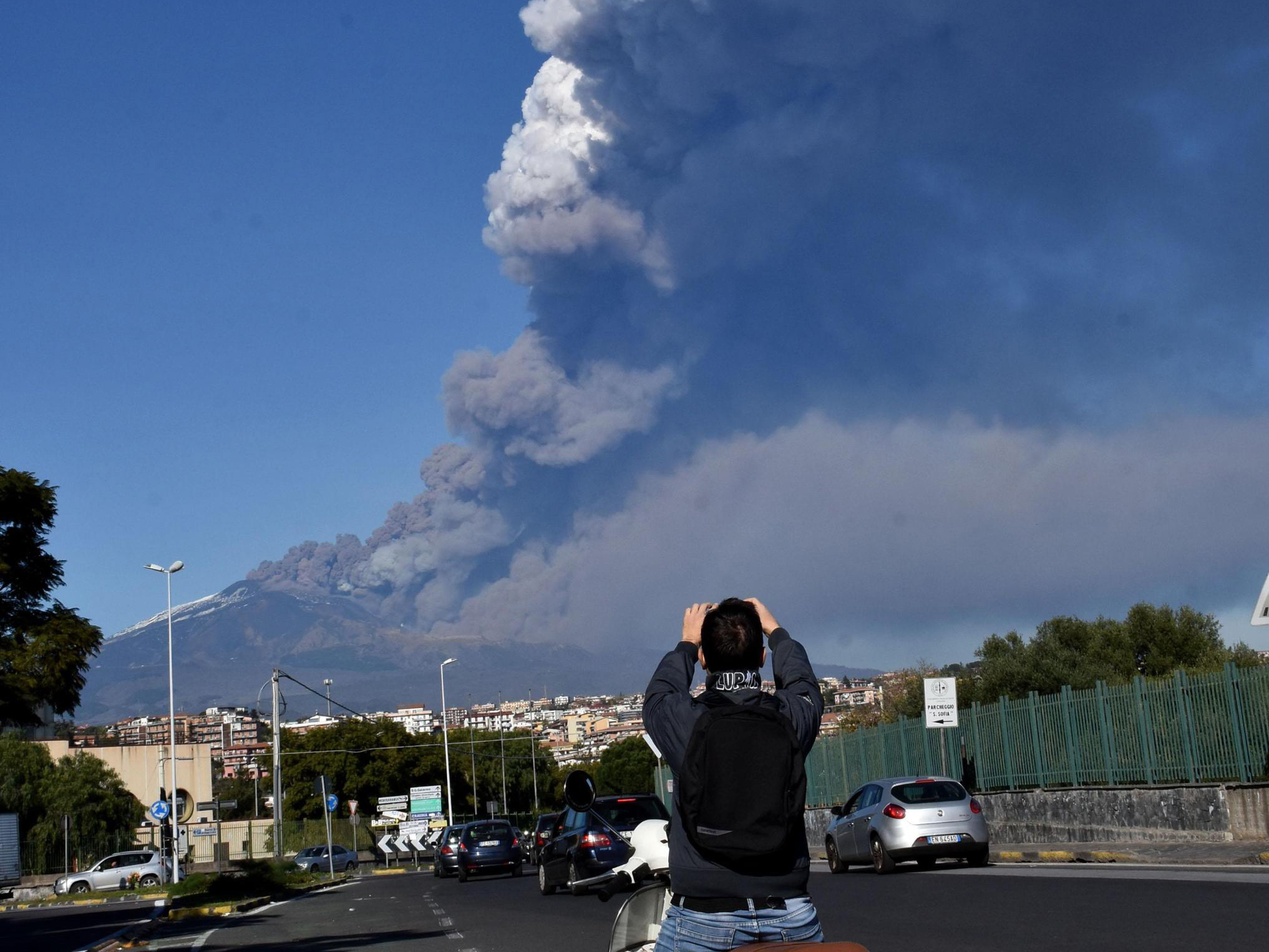 Vulcão Etna expele cinzas e provoca sismos na Sicília