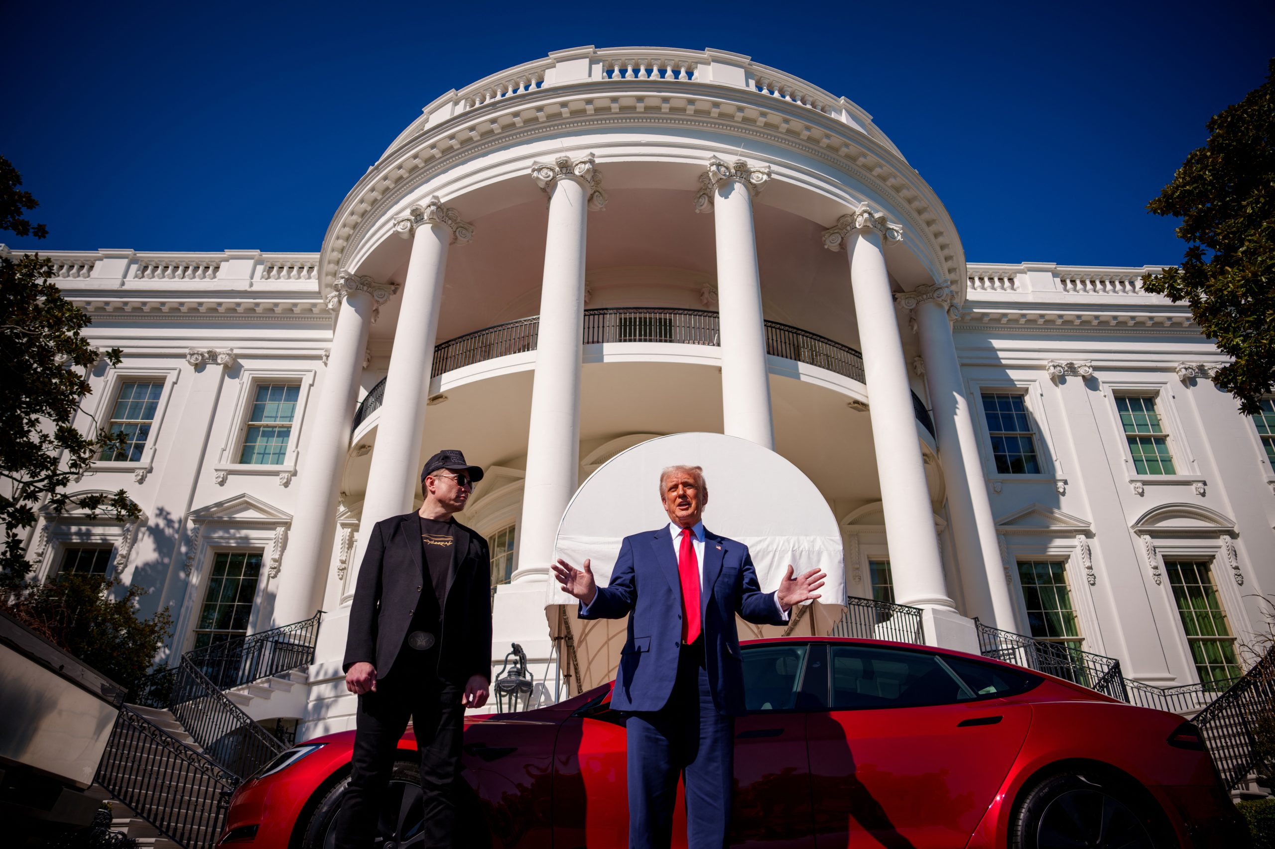 Estes são os dias em que o presidente americano promove carros no relvado da Casa Branca enquanto despede funcionários e persegue advogados nas horas livres