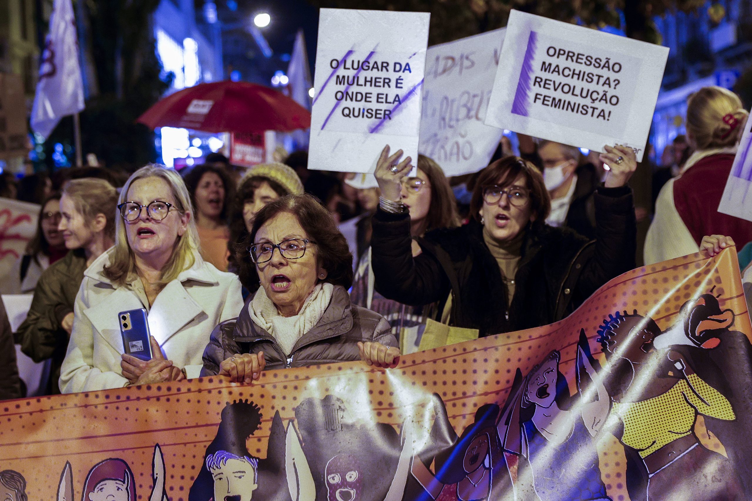 Centenas marcham em Lisboa em protesto pelo fim da violência contra as mulheres