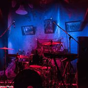 Hoje há post punk na Caixa Económica Operária e não se deixem enganar pelas cores