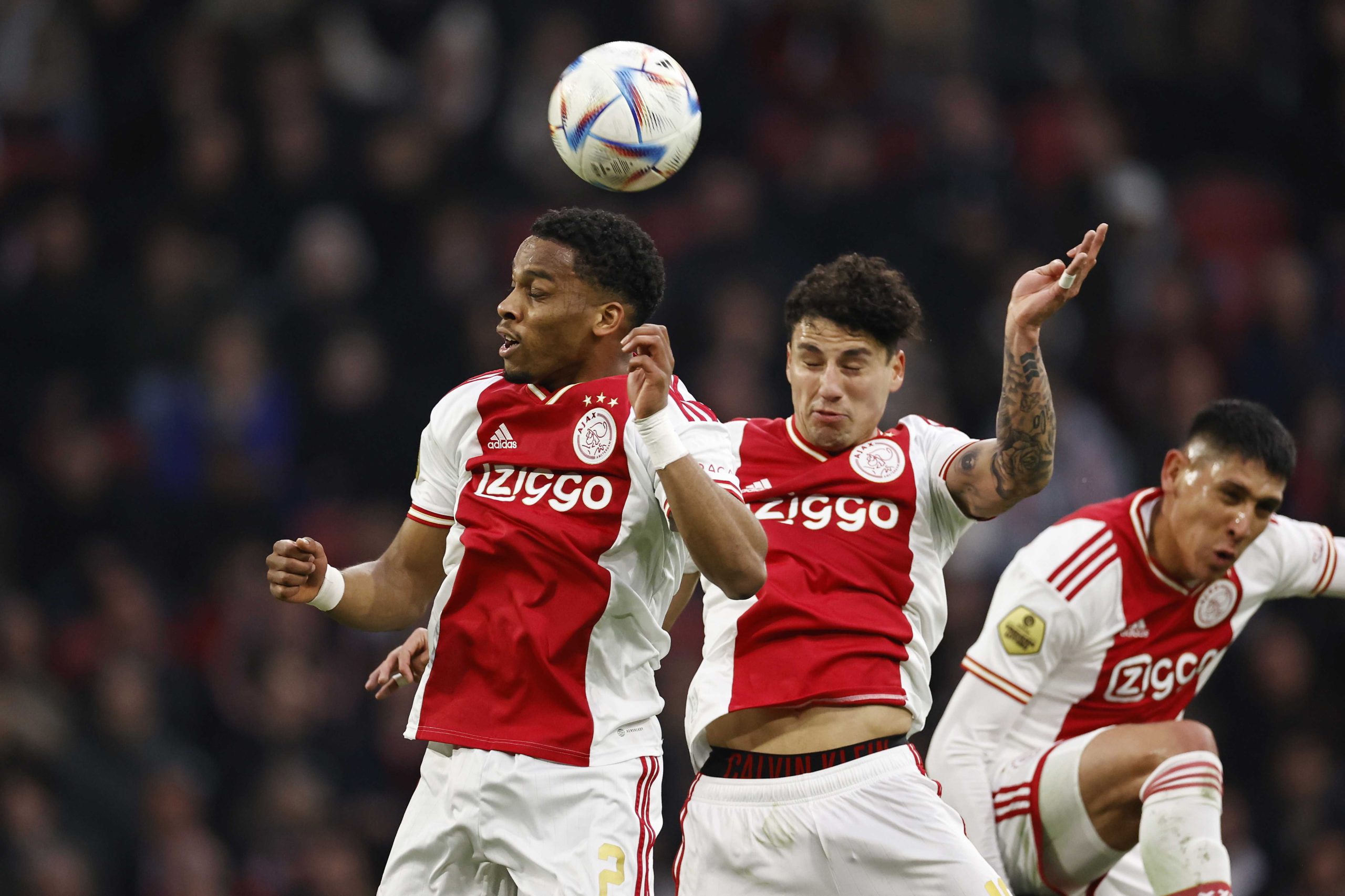 Defesa Jorge Sánchez chega ao FC Porto por empréstimo do Ajax