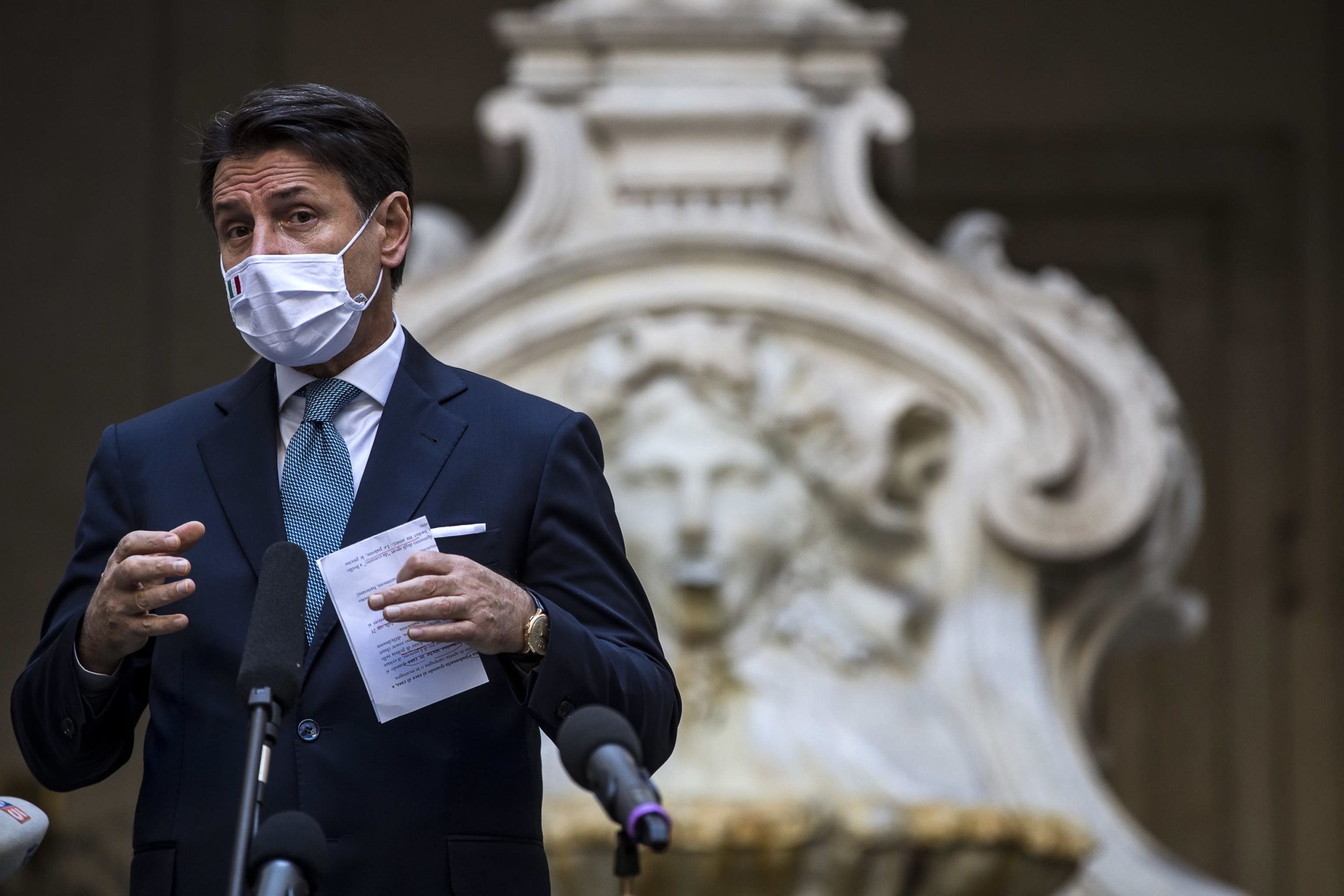 Crise no governo italiano: primeiro-ministro renuncia para agarrar mais poder no Senado