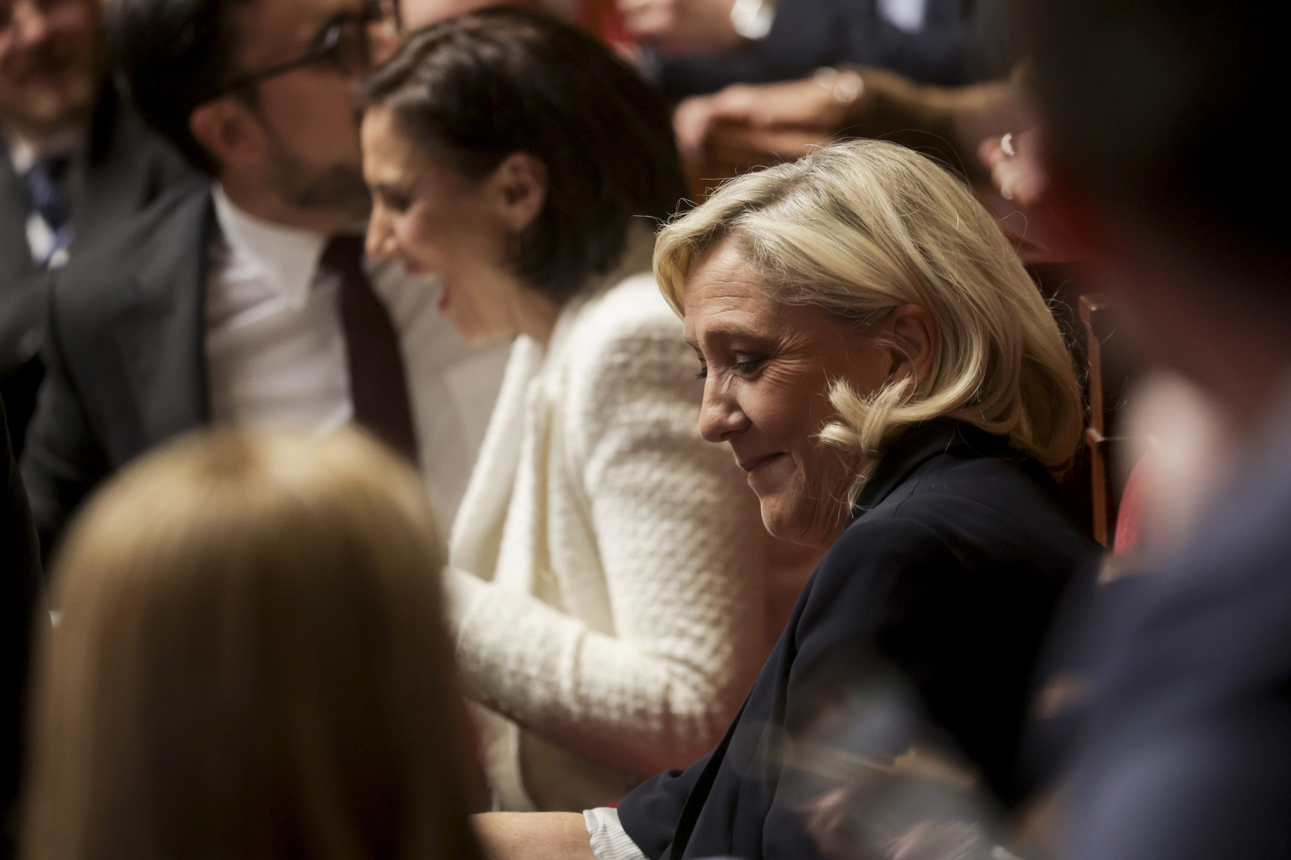 Tribunal francês prevê julgamento com decisão sobre inelegibilidade de Le Pen “no verão de 2026”
