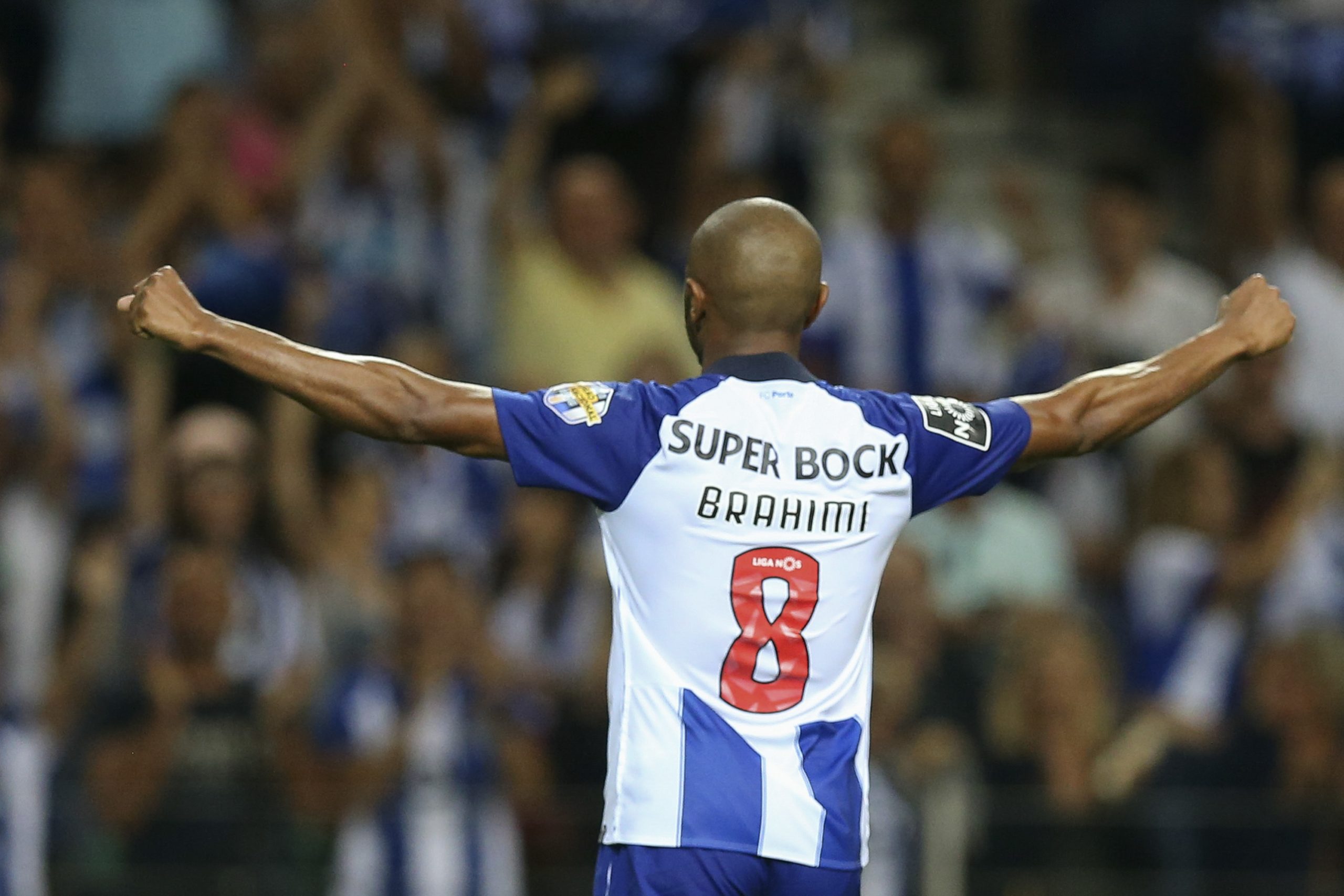 Brahimi punido com “repreensão” devido a lance com Rúben Dias no clássico